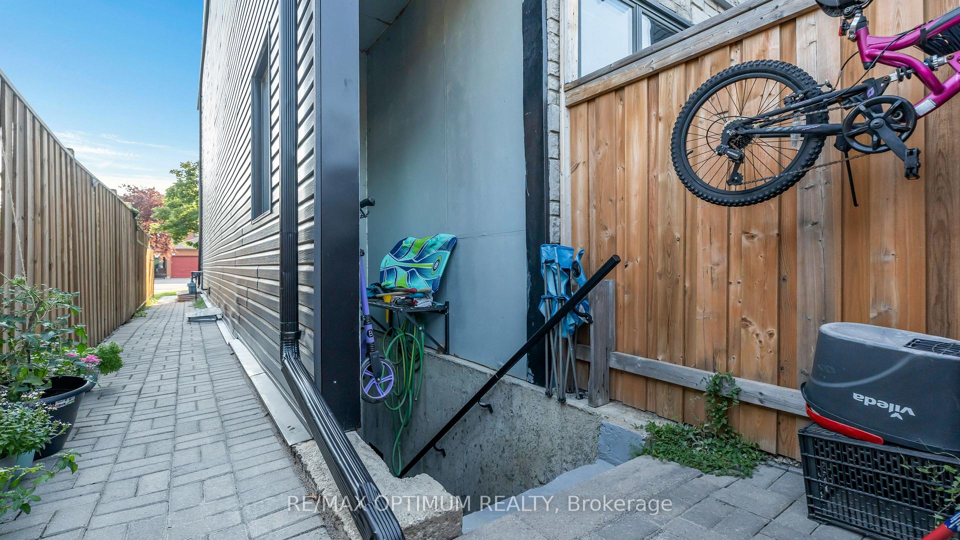 Photo 35 of 644 Roselaire Trail, Mississauga, Hurontario — HOMEH