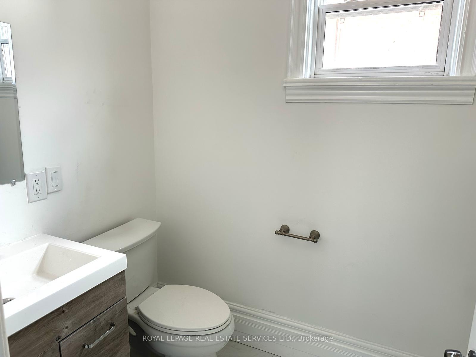 Photo 32 of 100 Essa Road, Barrie, Allandale Centre — HOMEH
