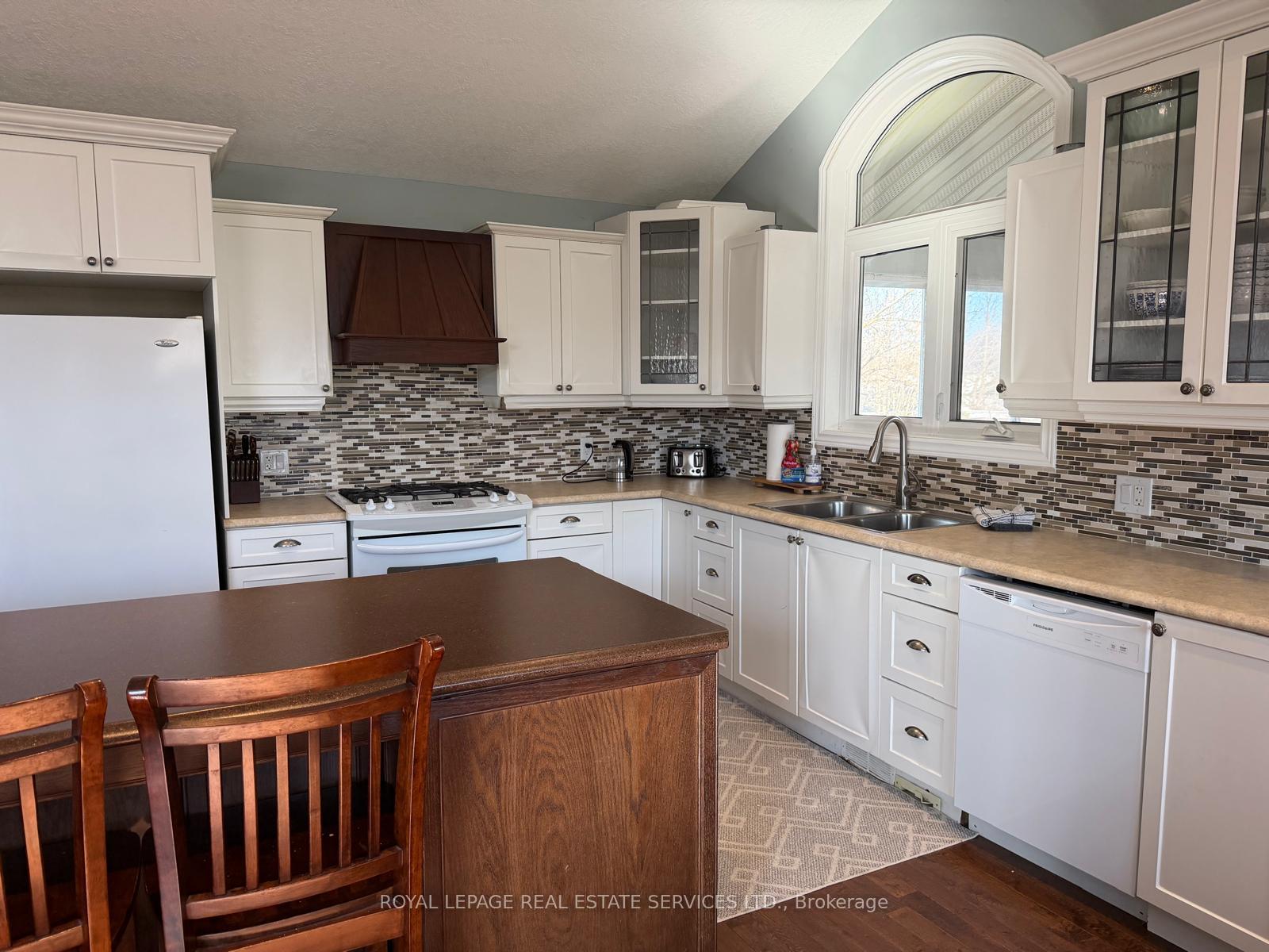 Photo 55 of 100 Essa Road, Barrie, Allandale Centre — HOMEH