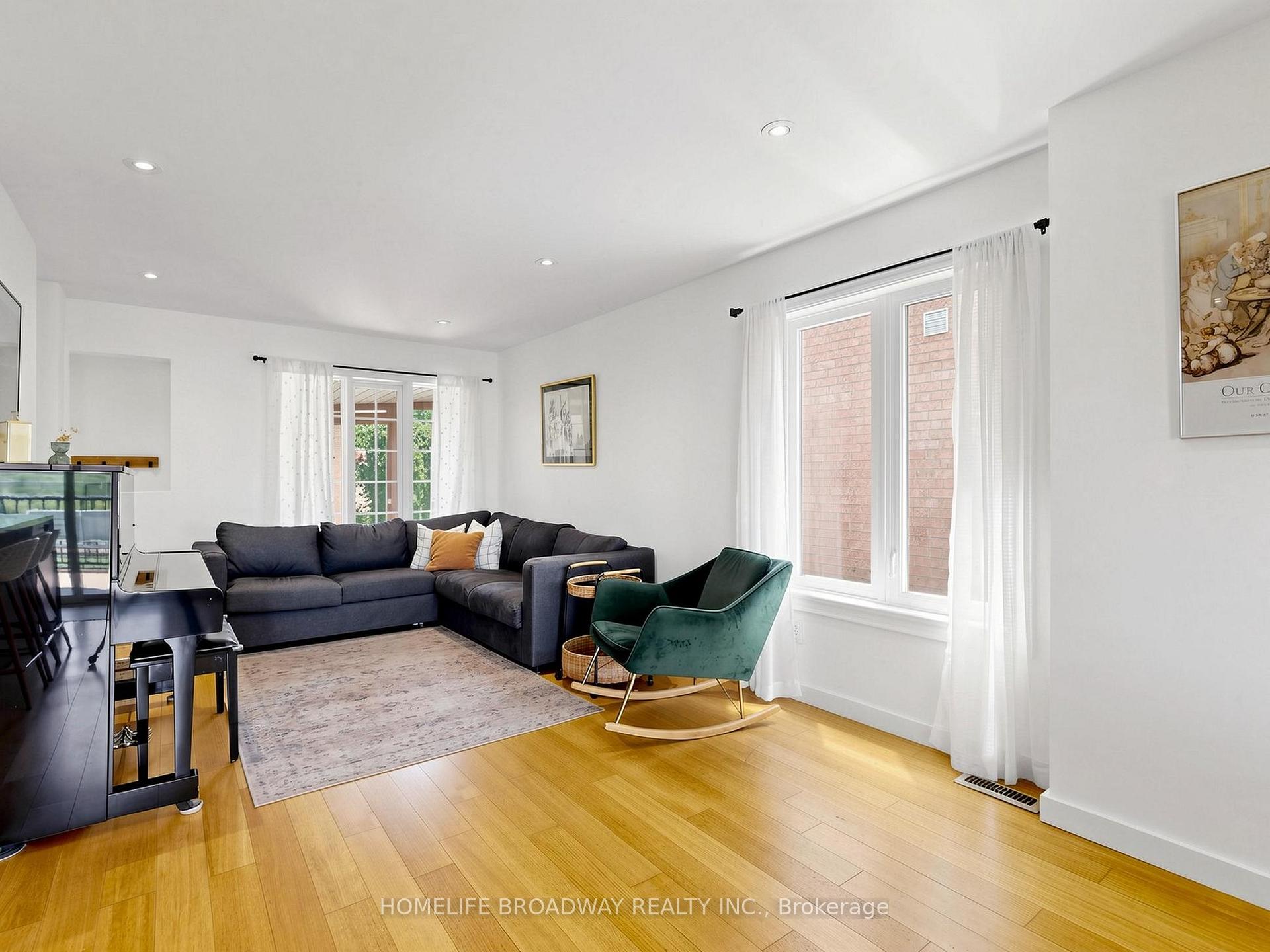 Photo 4 of 1118 Gossamer Drive, Pickering, Liverpool — HOMEH