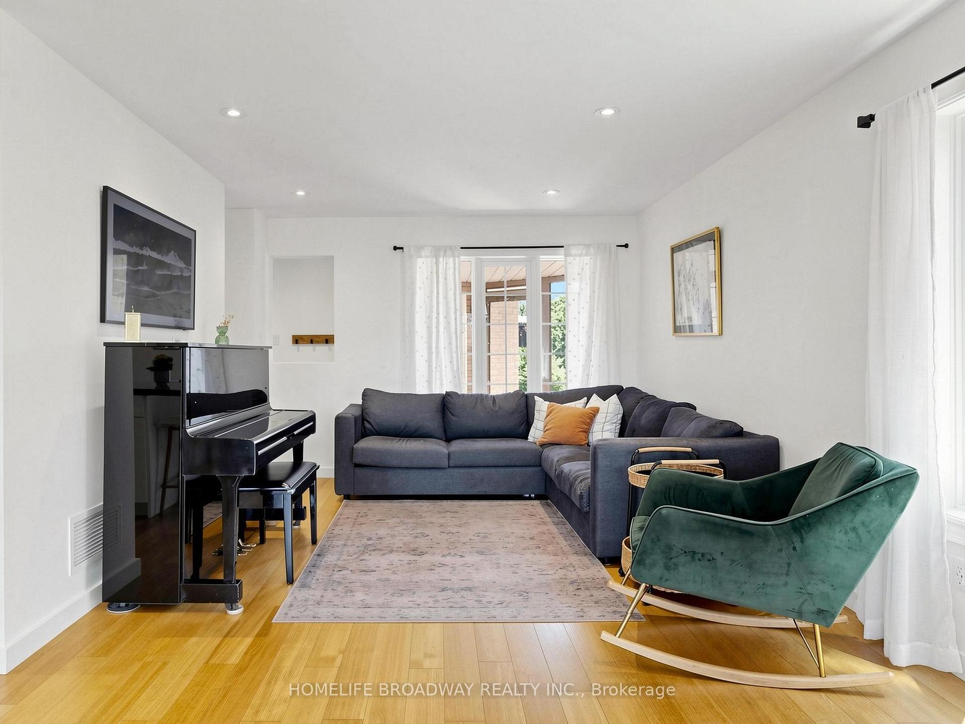 Photo 5 of 1118 Gossamer Drive, Pickering, Liverpool — HOMEH