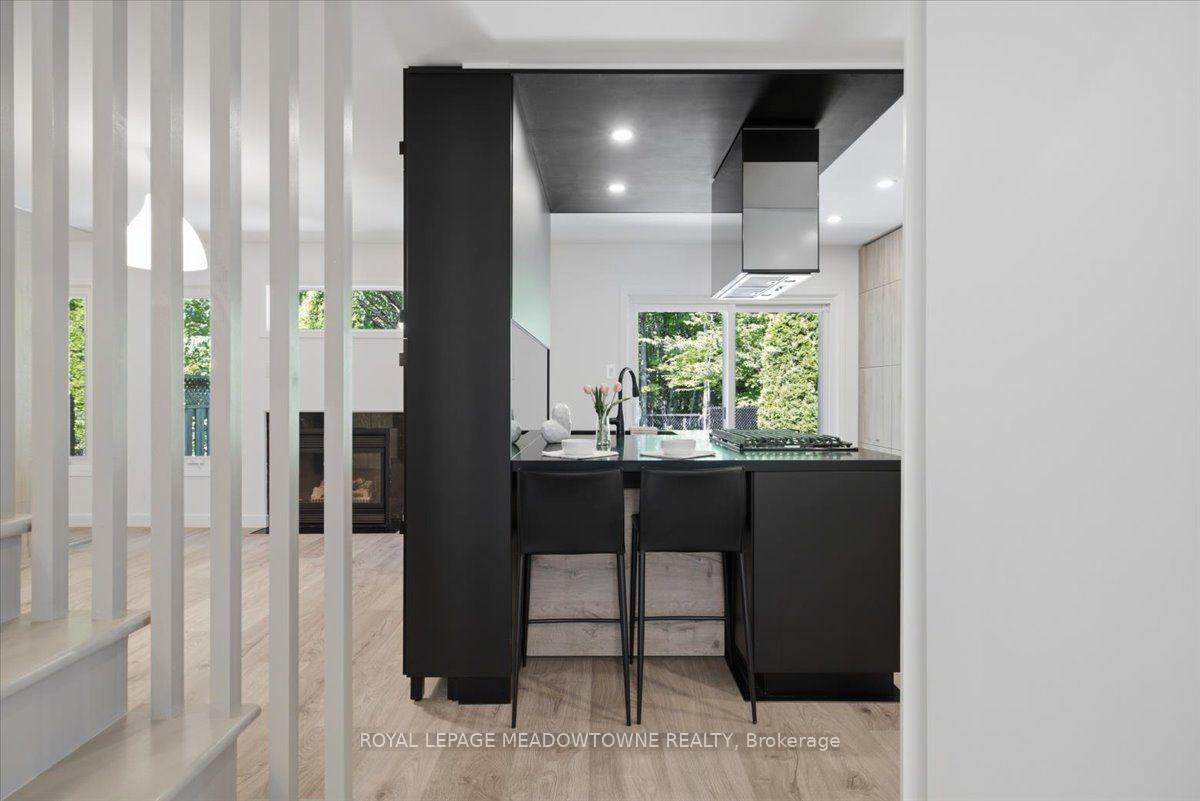 Photo 9 of 2068 Broadleaf Crescent, Burlington, Orchard — HOMEH