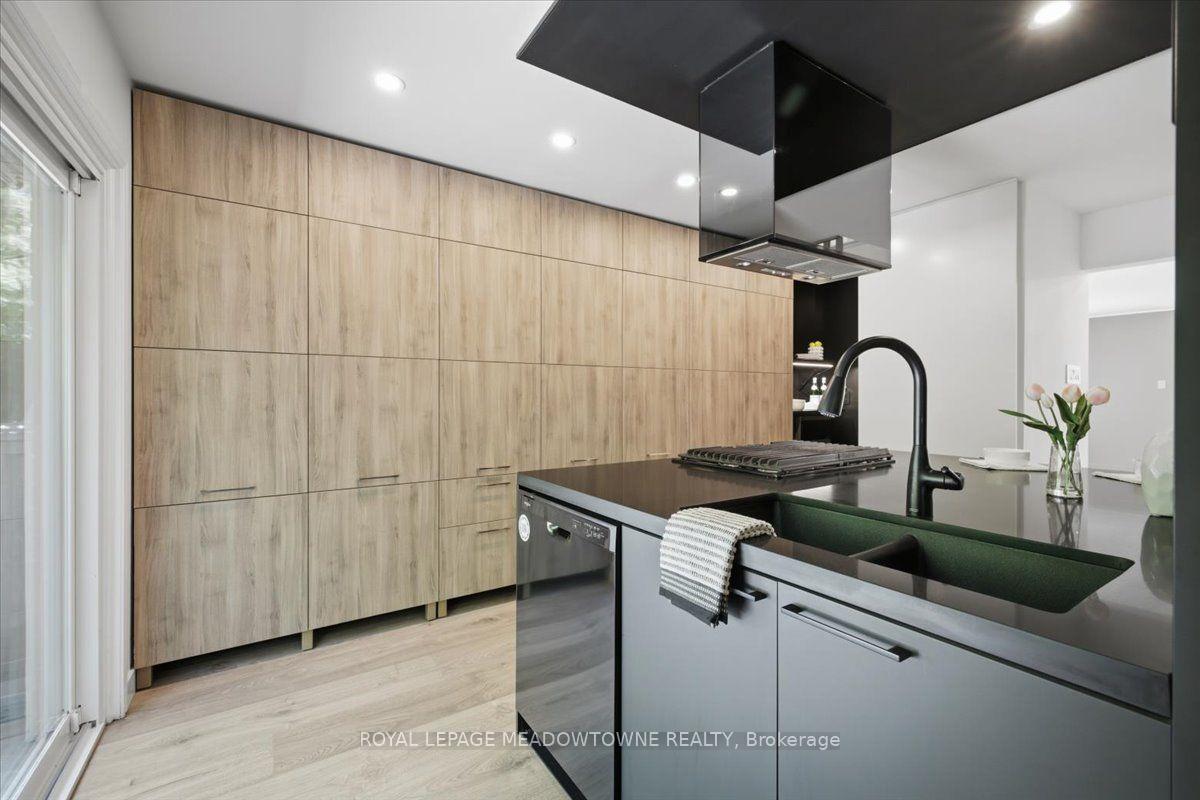Photo 12 of 2068 Broadleaf Crescent, Burlington, Orchard — HOMEH