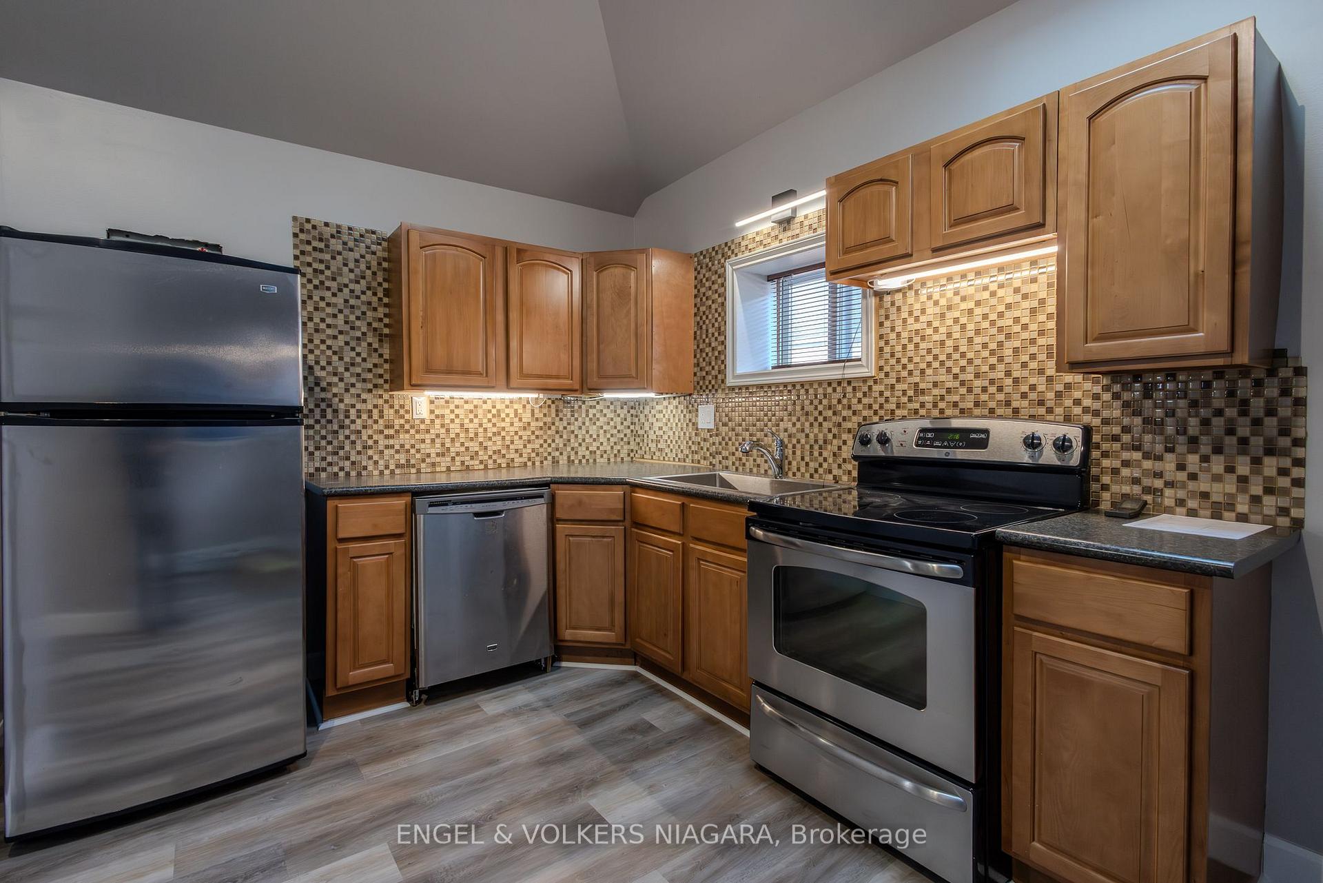 Photo 6 of 3786 St James Avenue, Niagara Falls, Stamford — HOMEH