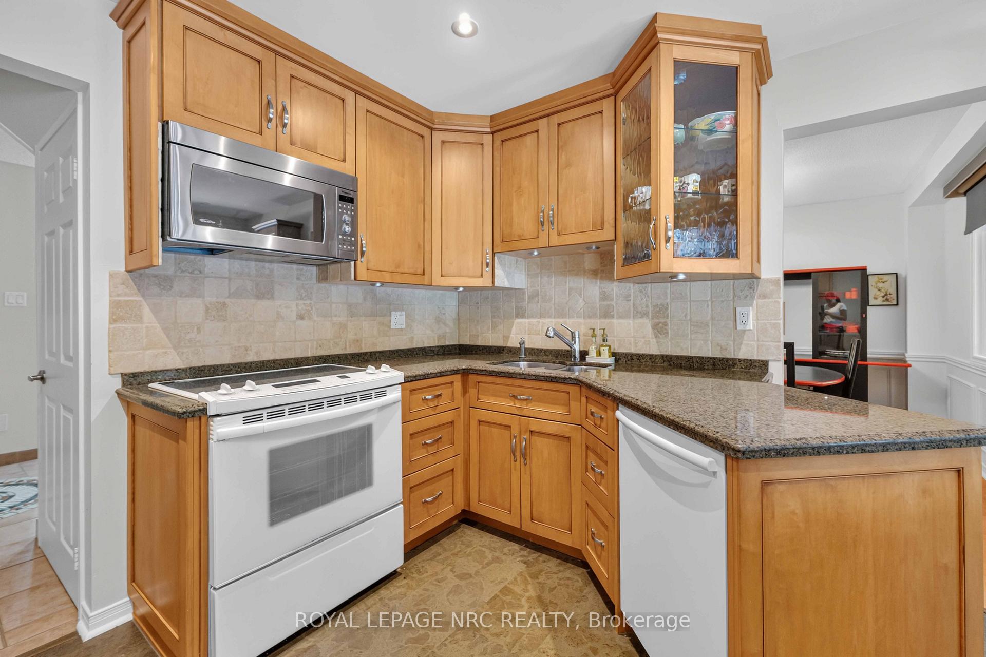 Photo 13 of 51 Forestview Drive, Hamilton, Dundas — HOMEH