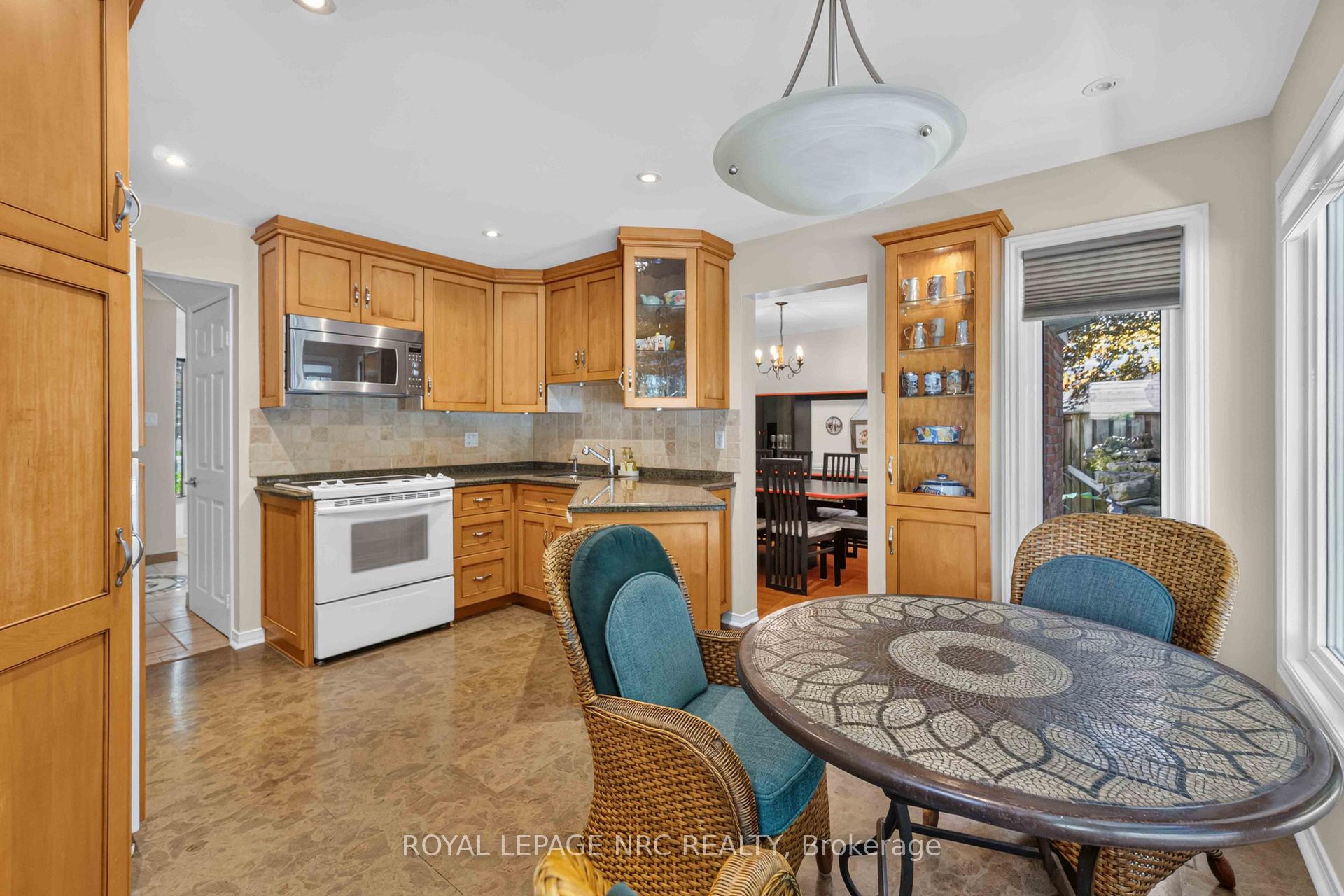 Photo 15 of 51 Forestview Drive, Hamilton, Dundas — HOMEH