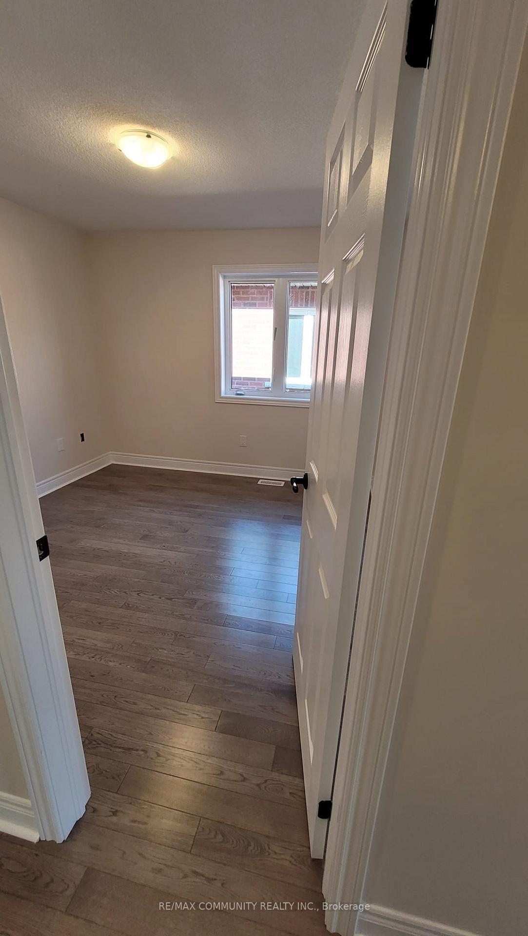 Photo 5 of 18 Walworth Street, Halton Hills, Georgetown — HOMEH