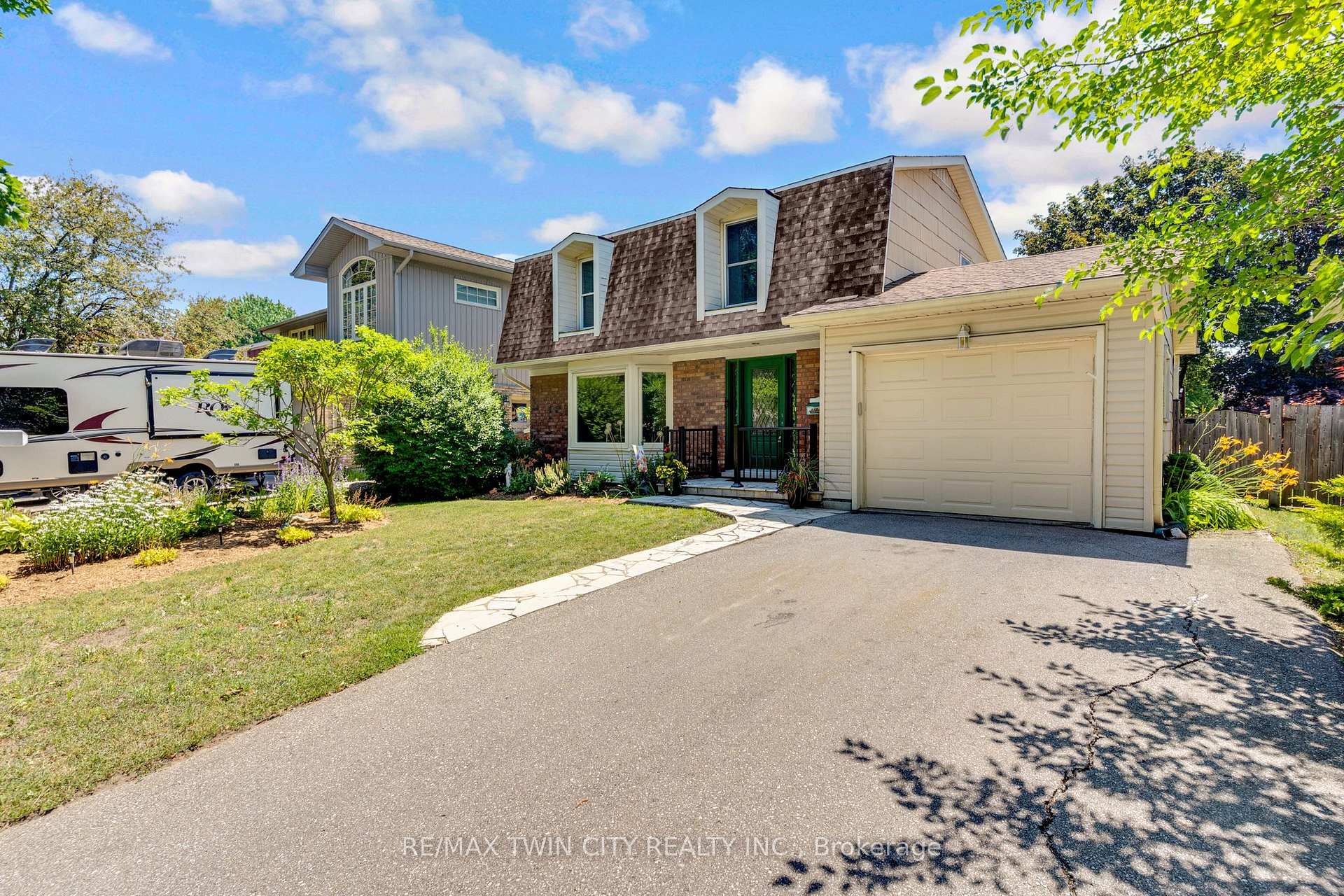 Photo 2 of 15 Lewis Crescent, Kitchener, Centreville Chicopee — HOMEH