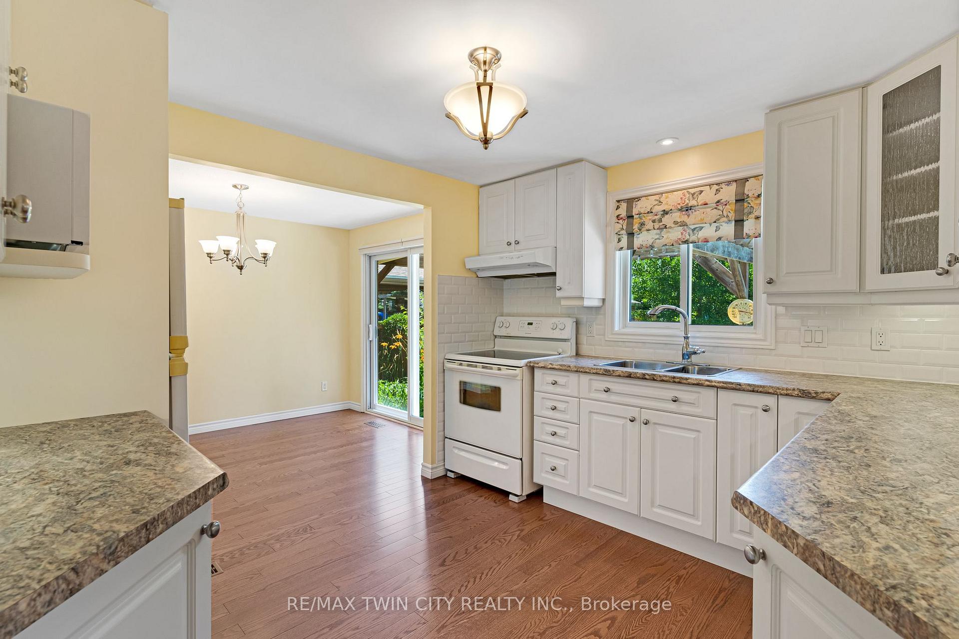 Photo 10 of 15 Lewis Crescent, Kitchener, Centreville Chicopee — HOMEH