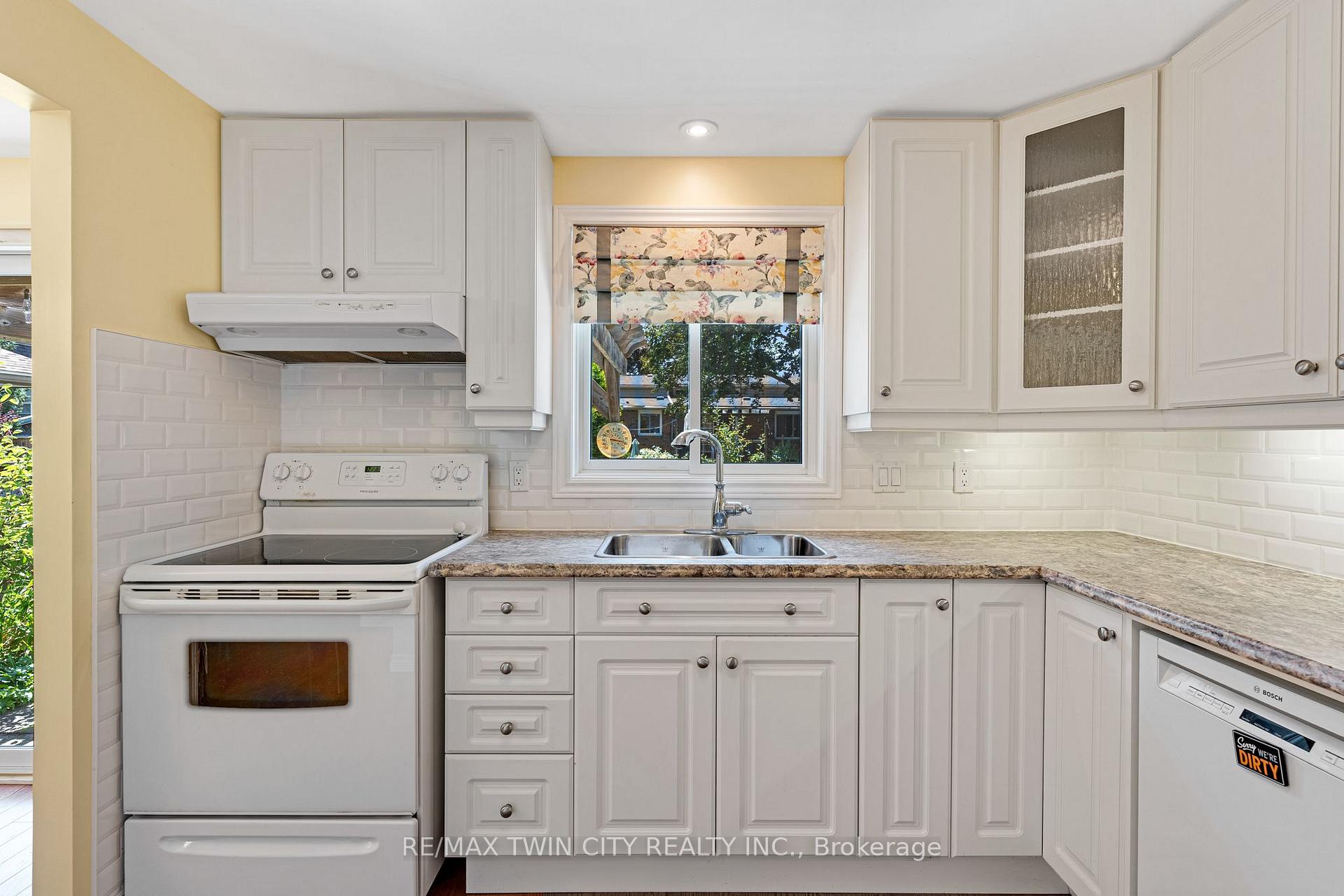 Photo 11 of 15 Lewis Crescent, Kitchener, Centreville Chicopee — HOMEH