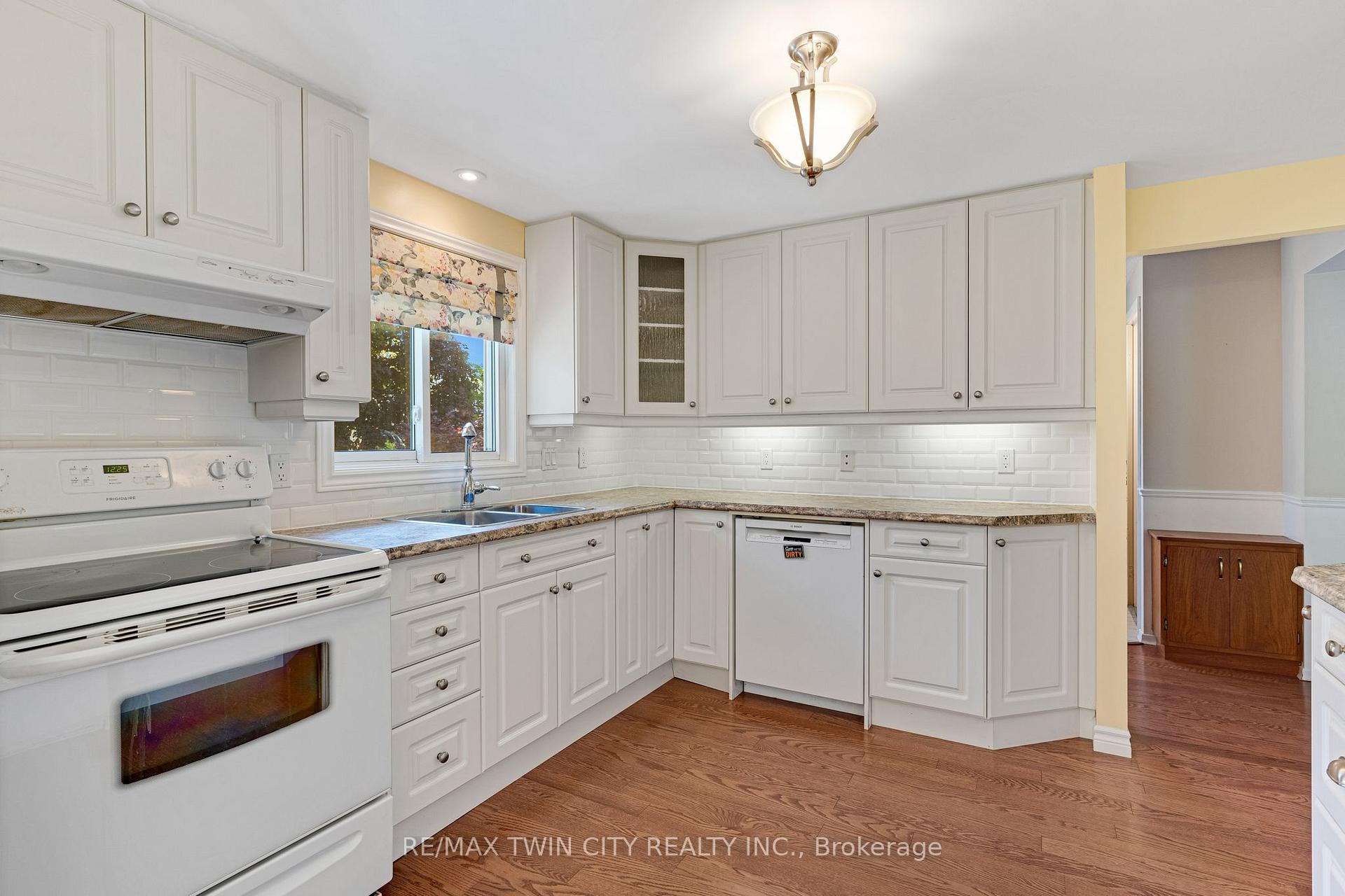 Photo 12 of 15 Lewis Crescent, Kitchener, Centreville Chicopee — HOMEH