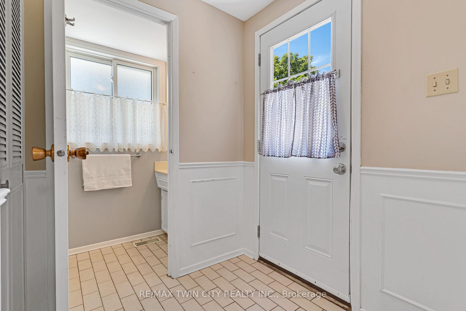 Photo 17 of 15 Lewis Crescent, Kitchener, Centreville Chicopee — HOMEH