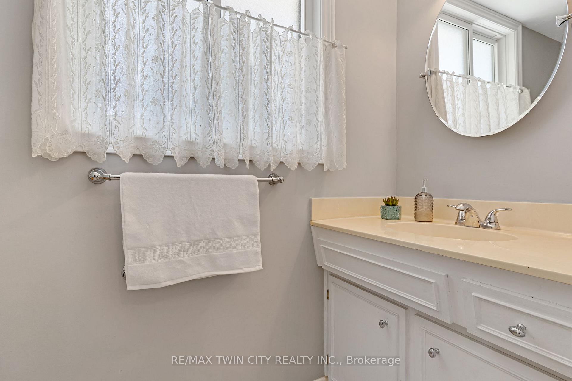 Photo 18 of 15 Lewis Crescent, Kitchener, Centreville Chicopee — HOMEH