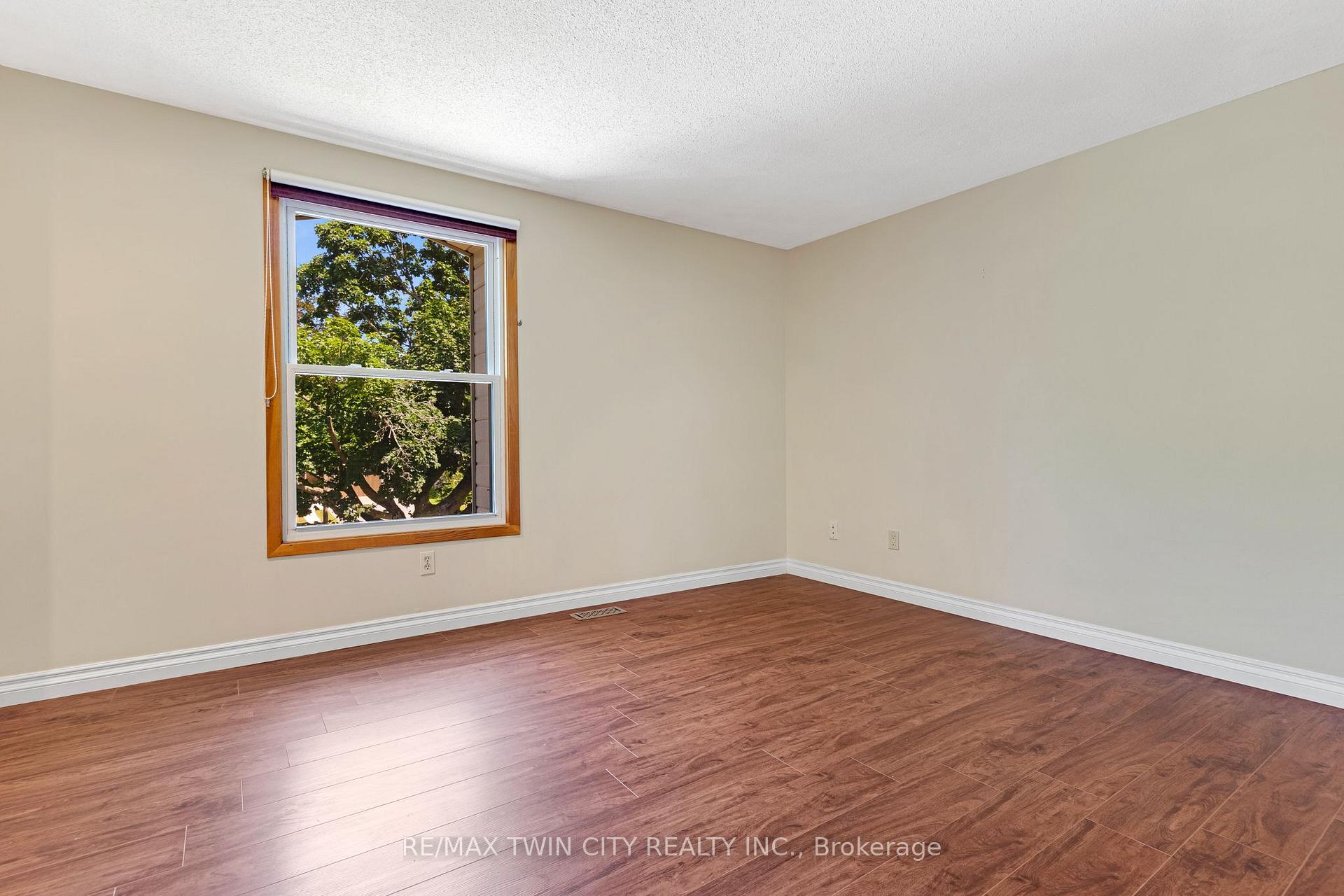 Photo 24 of 15 Lewis Crescent, Kitchener, Centreville Chicopee — HOMEH