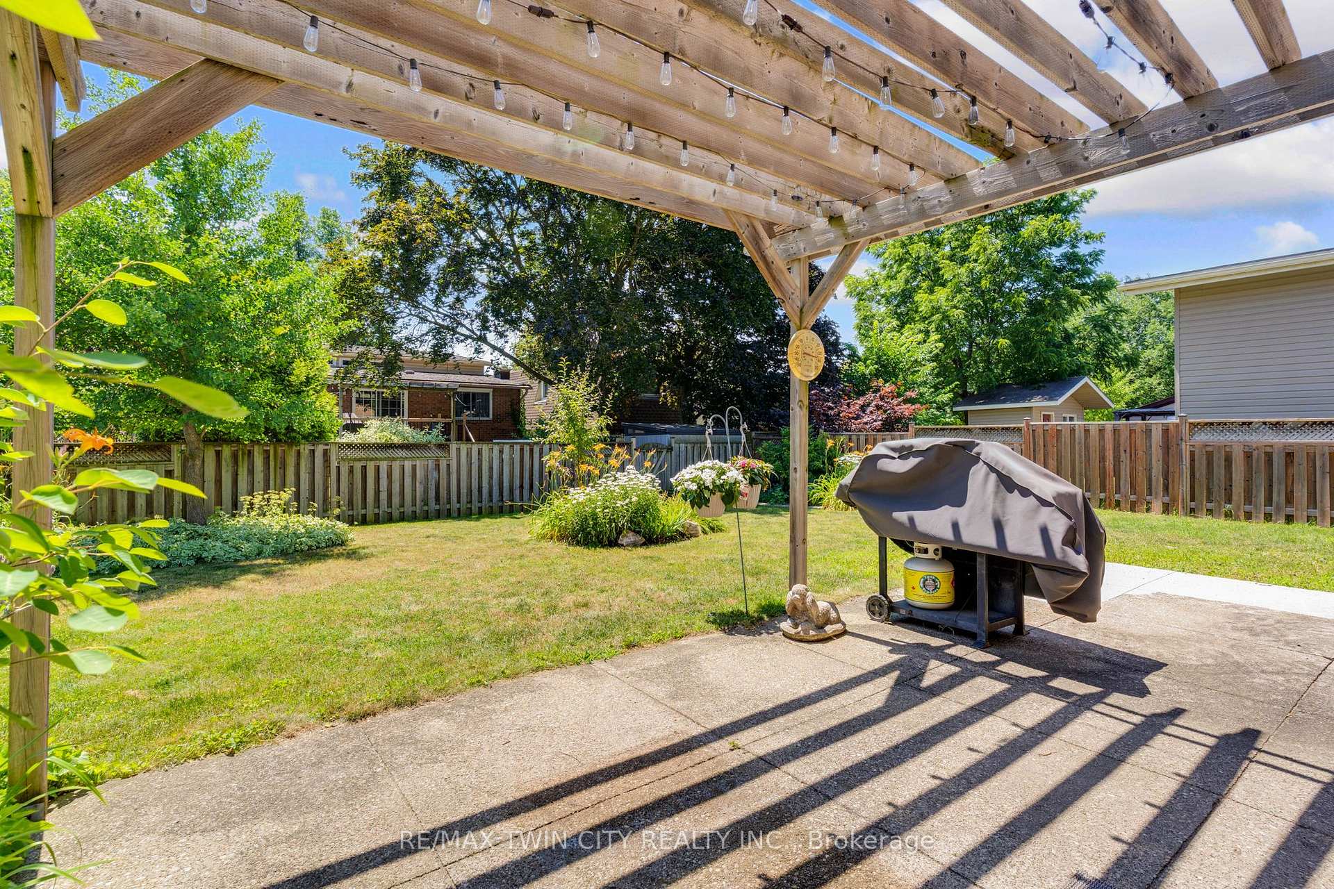 Photo 35 of 15 Lewis Crescent, Kitchener, Centreville Chicopee — HOMEH