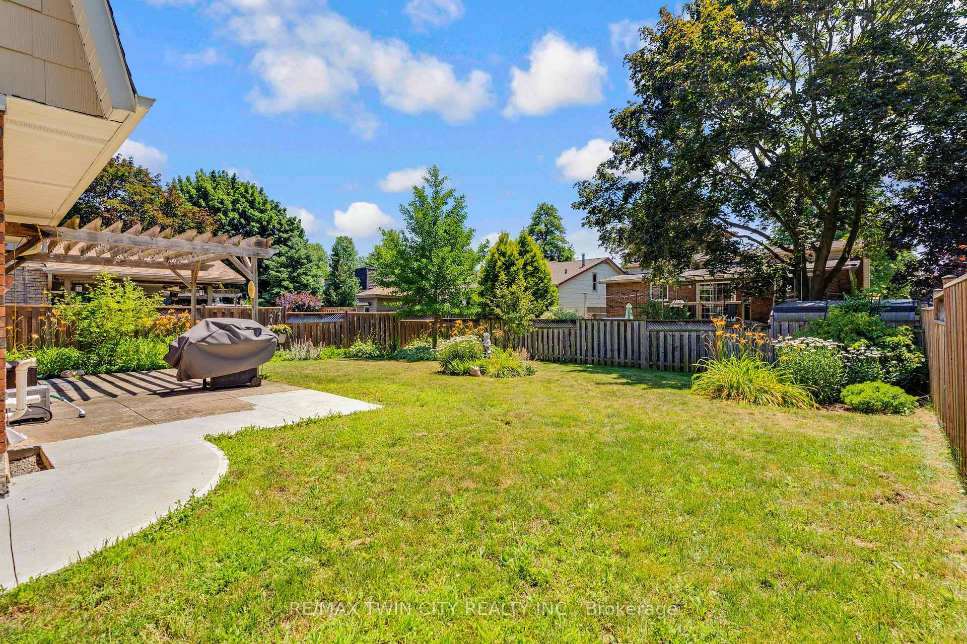 Photo 40 of 15 Lewis Crescent, Kitchener, Centreville Chicopee — HOMEH