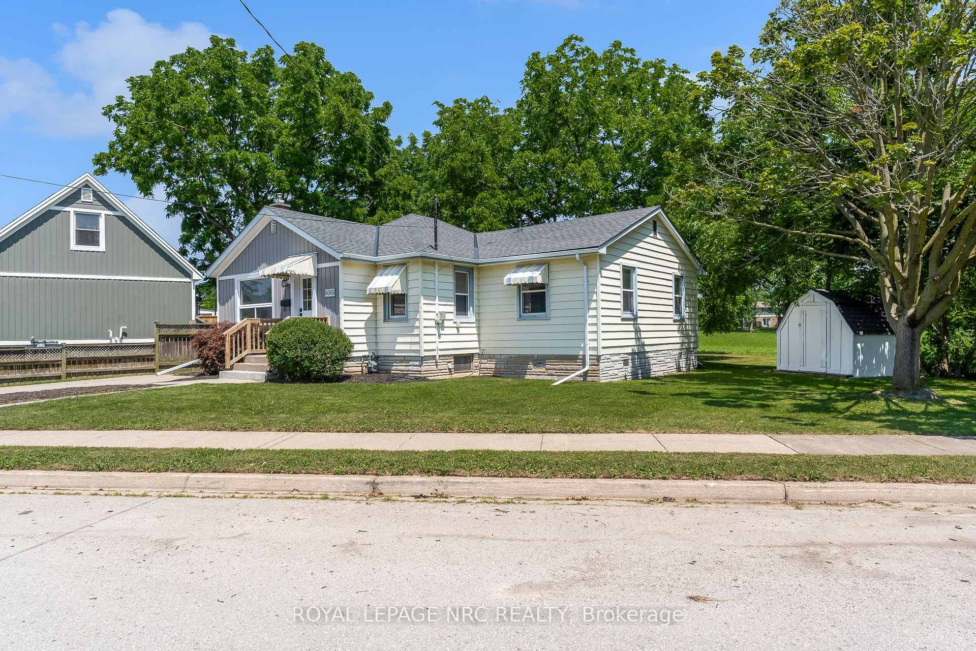 Photo 2 of 6069 Collins Drive, Niagara Falls, Arad/Fallsview — HOMEH