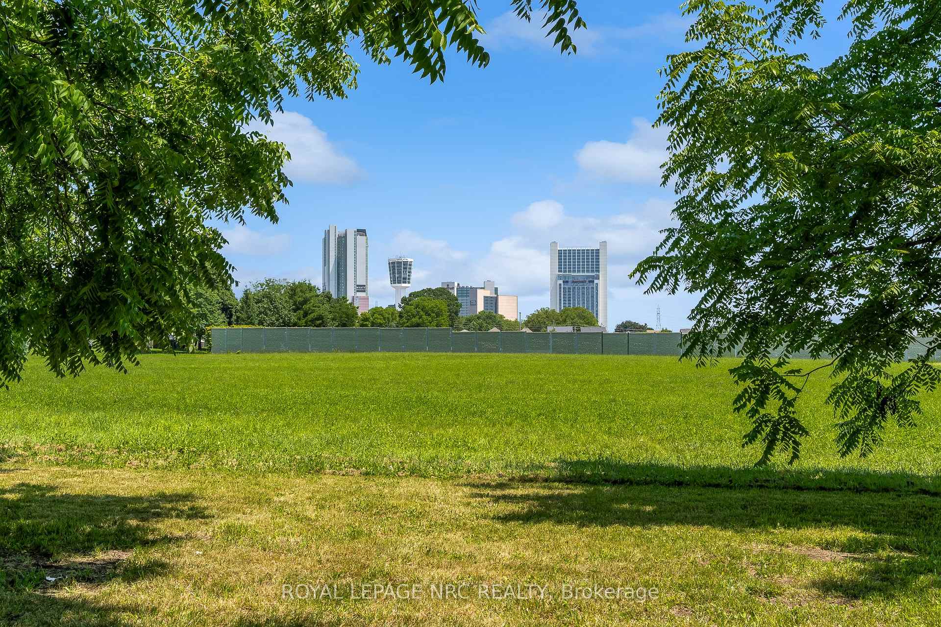 Photo 8 of 6069 Collins Drive, Niagara Falls, Arad/Fallsview — HOMEH