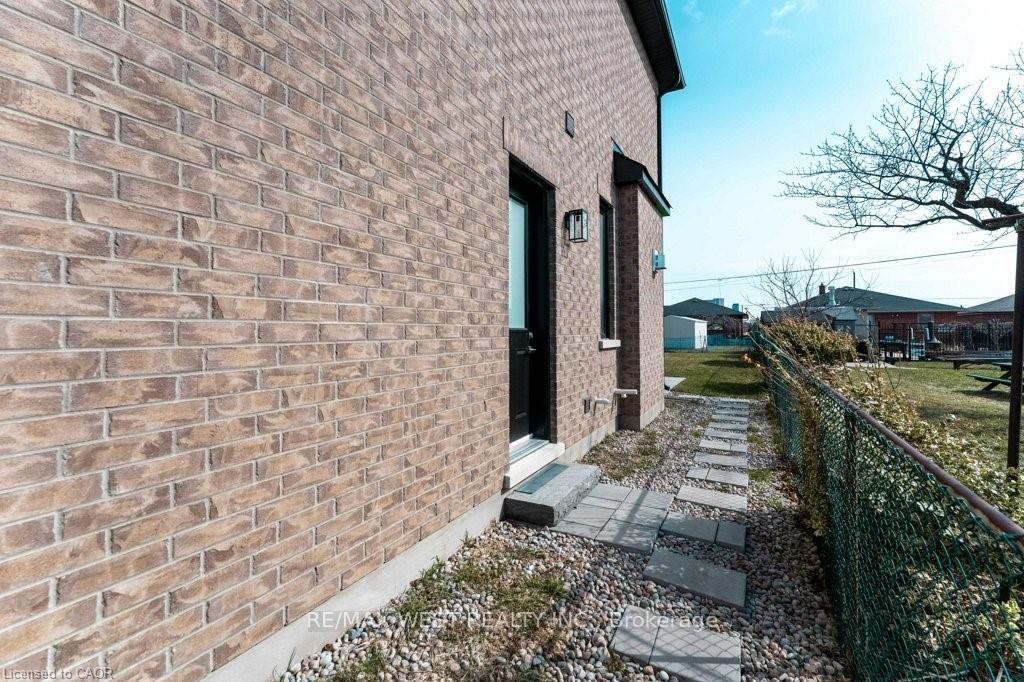 Photo 34 of 119 Jay Street, North York, Maple Leaf — HOMEH