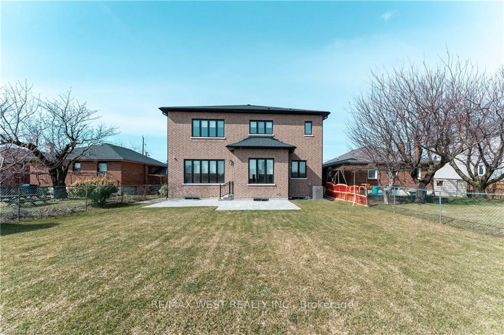 Photo 37 of 119 Jay Street, North York, Maple Leaf — HOMEH