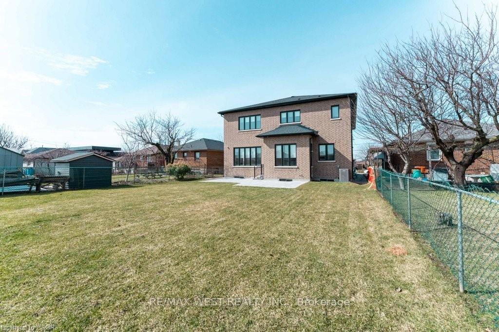 Photo 39 of 119 Jay Street, North York, Maple Leaf — HOMEH