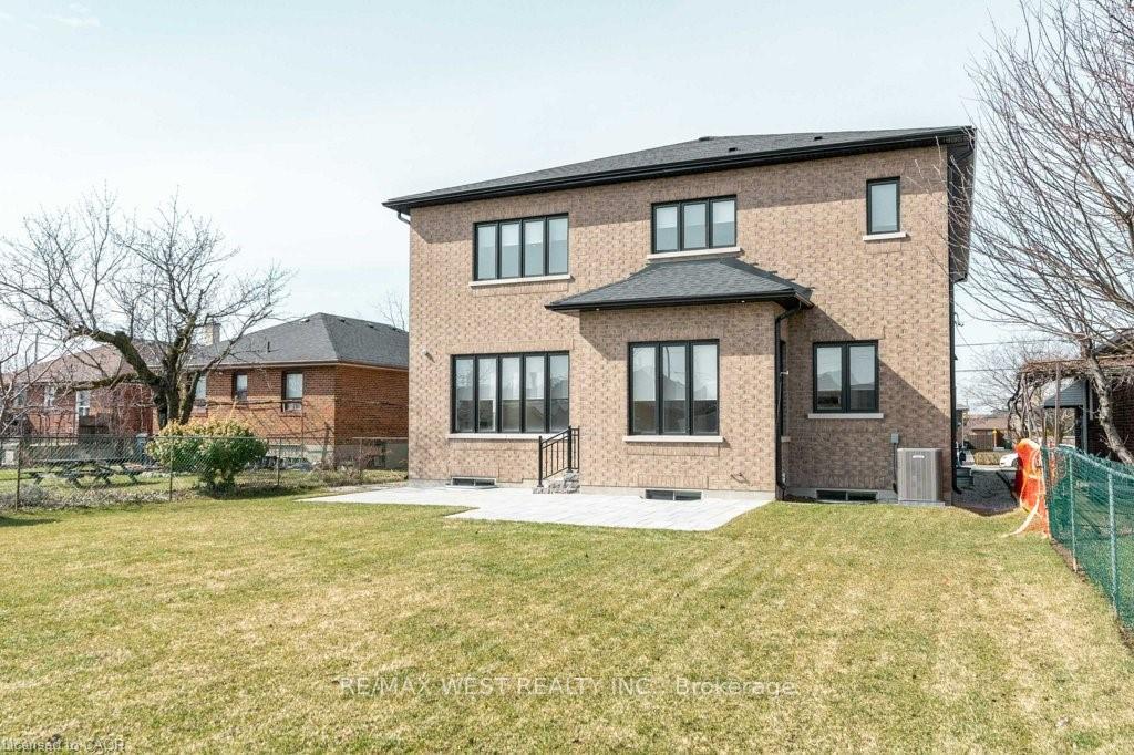 Photo 40 of 119 Jay Street, North York, Maple Leaf — HOMEH