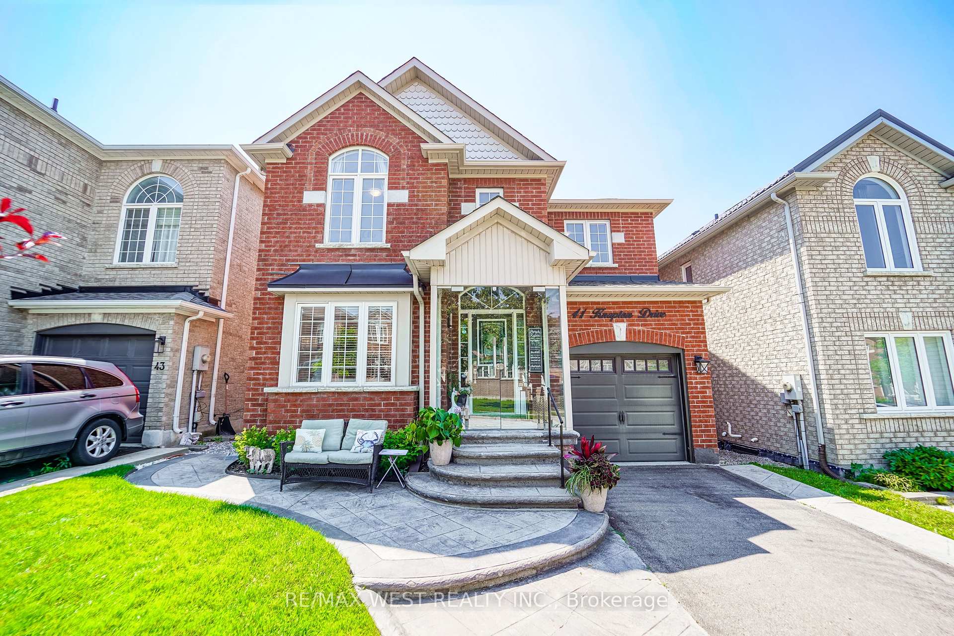 Photo 2 of 41 Knapton Drive, Newmarket, Woodland Hill — HOMEH