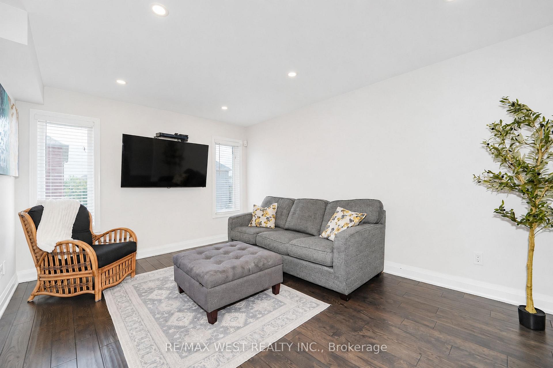 Photo 5 of 41 Knapton Drive, Newmarket, Woodland Hill — HOMEH
