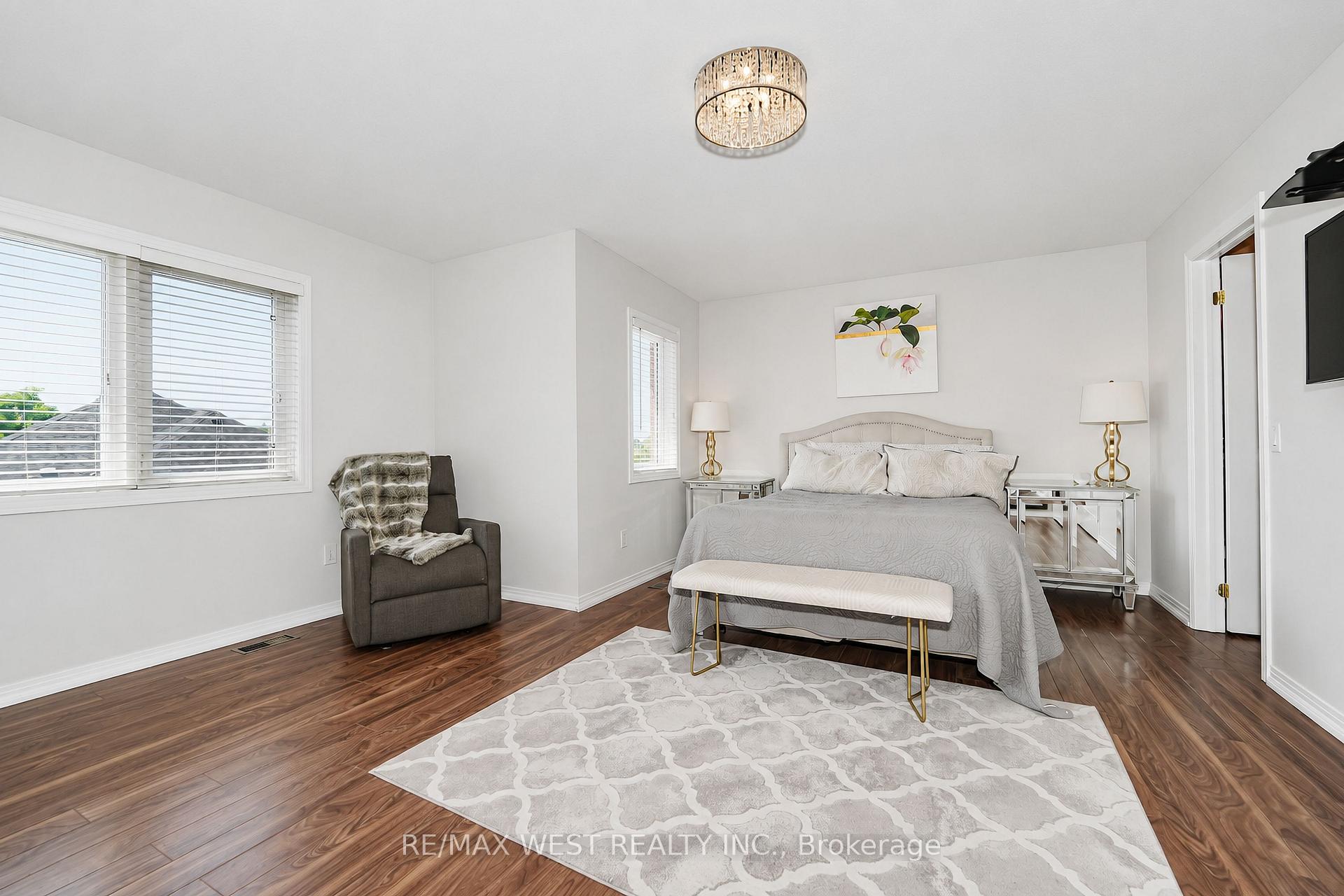 Photo 6 of 41 Knapton Drive, Newmarket, Woodland Hill — HOMEH