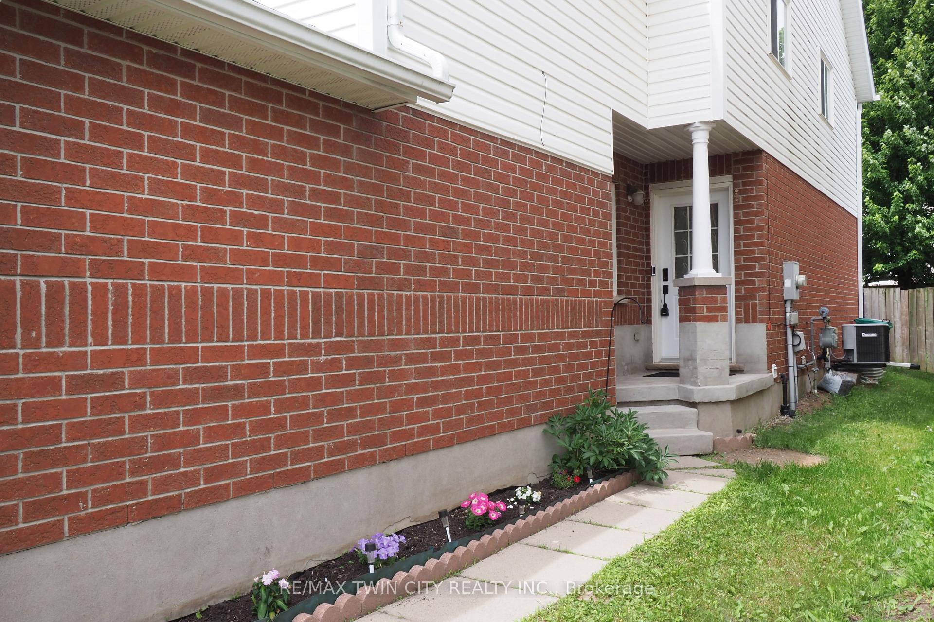 Photo 3 of 14 Donnenwerth Drive, Waterloo — HOMEH