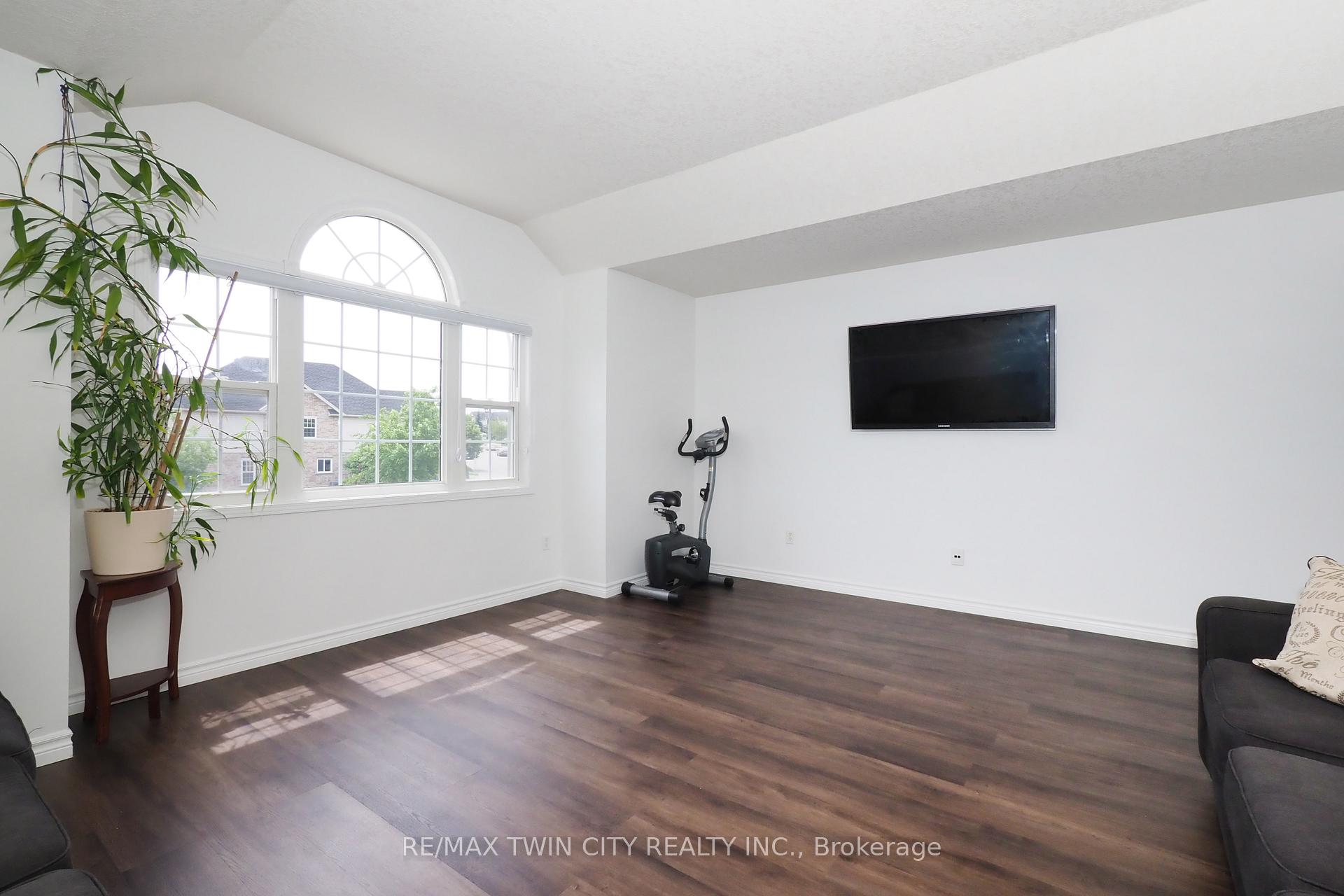 Photo 25 of 14 Donnenwerth Drive, Waterloo — HOMEH