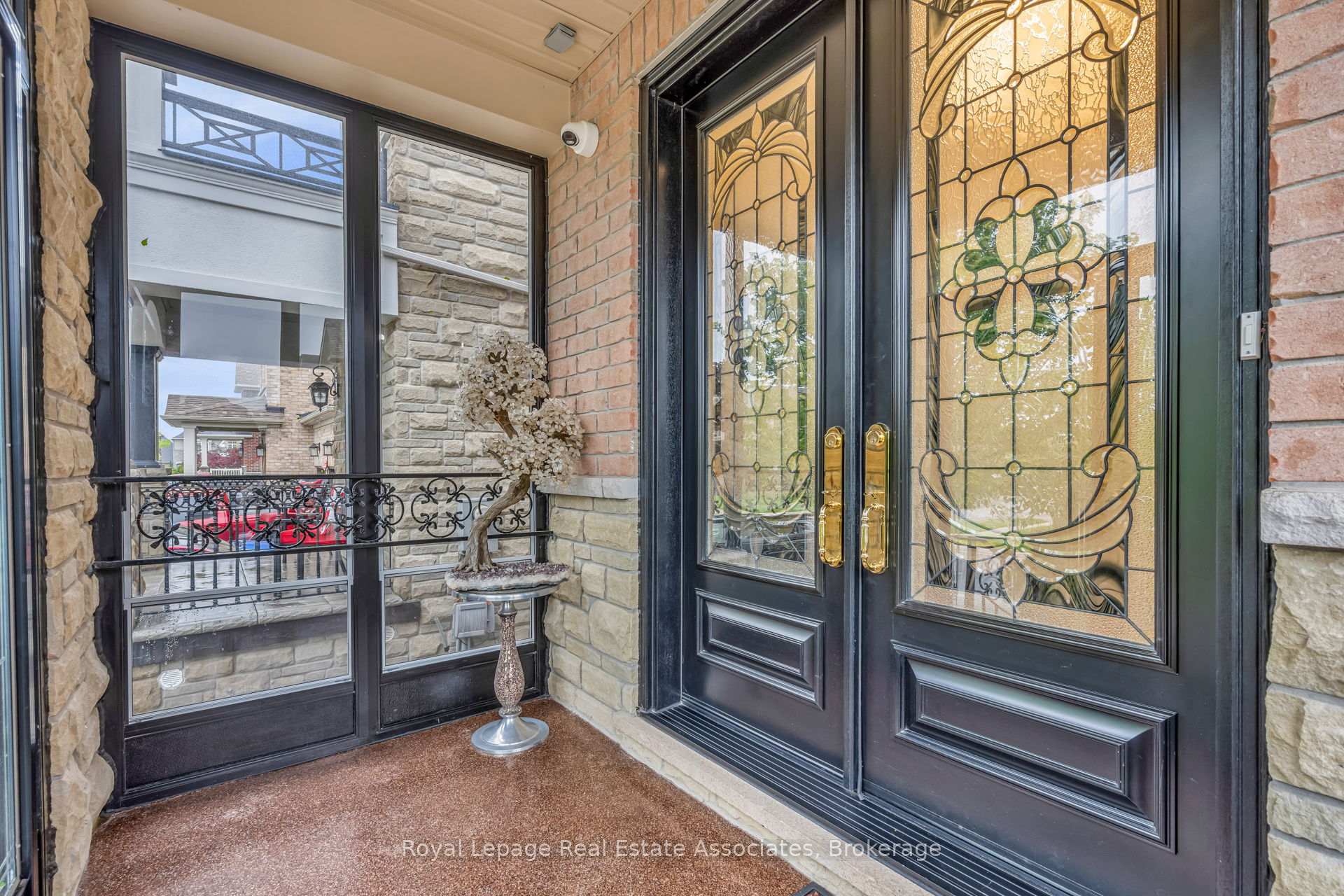 Photo 3 of 26 Silver Pond Drive, Halton Hills, Georgetown — HOMEH