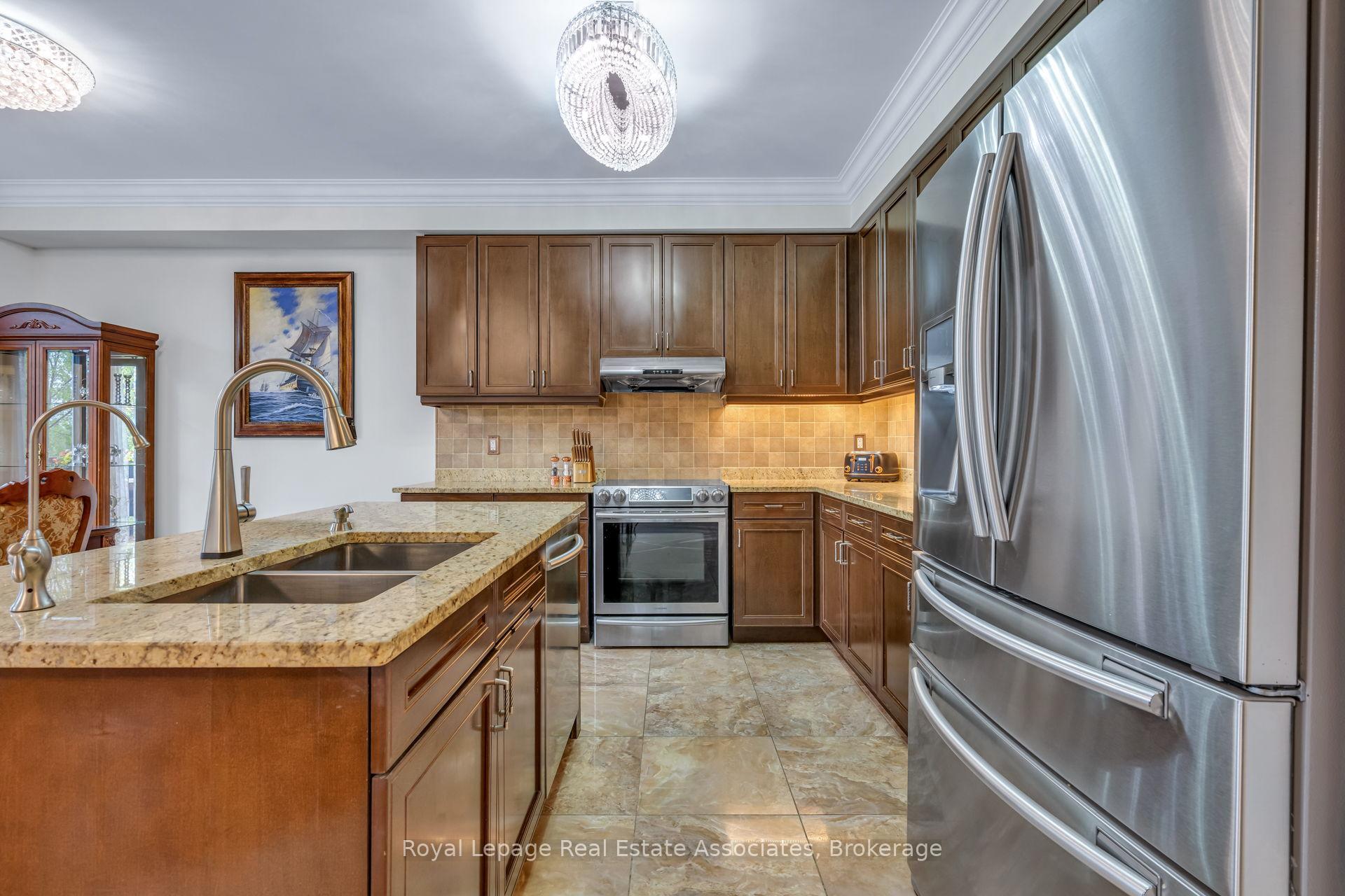 Photo 10 of 26 Silver Pond Drive, Halton Hills, Georgetown — HOMEH