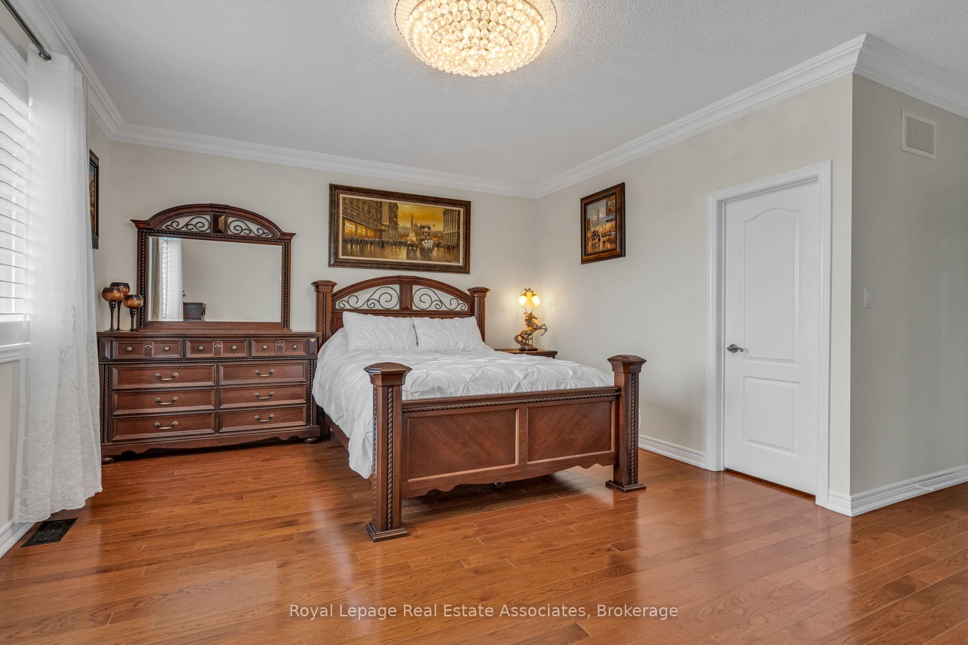 Photo 23 of 26 Silver Pond Drive, Halton Hills, Georgetown — HOMEH