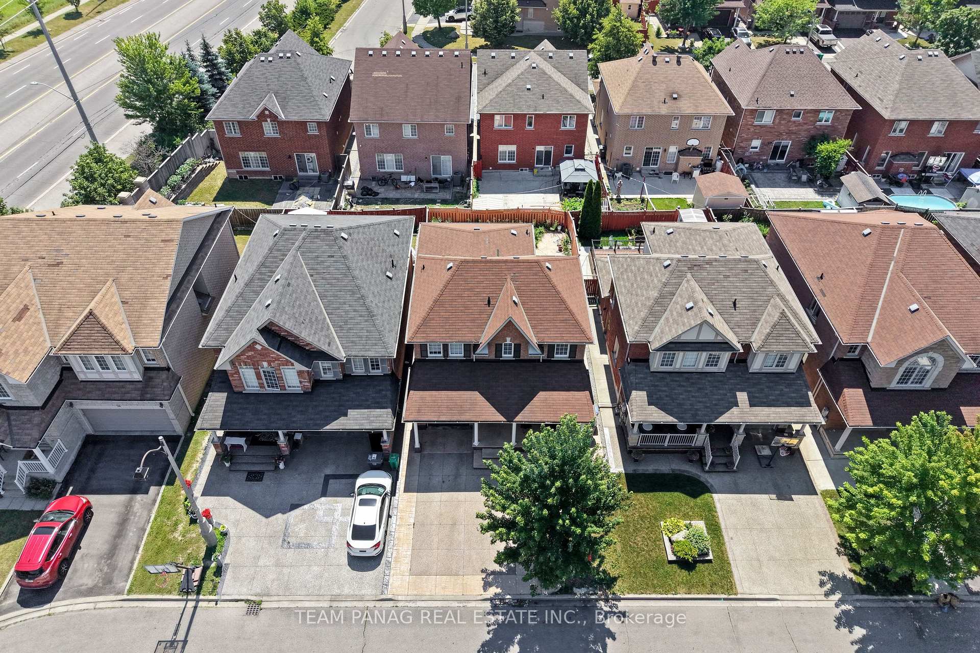 Photo 3 of 22 Beresford Crescent, Brampton, Bram East — HOMEH