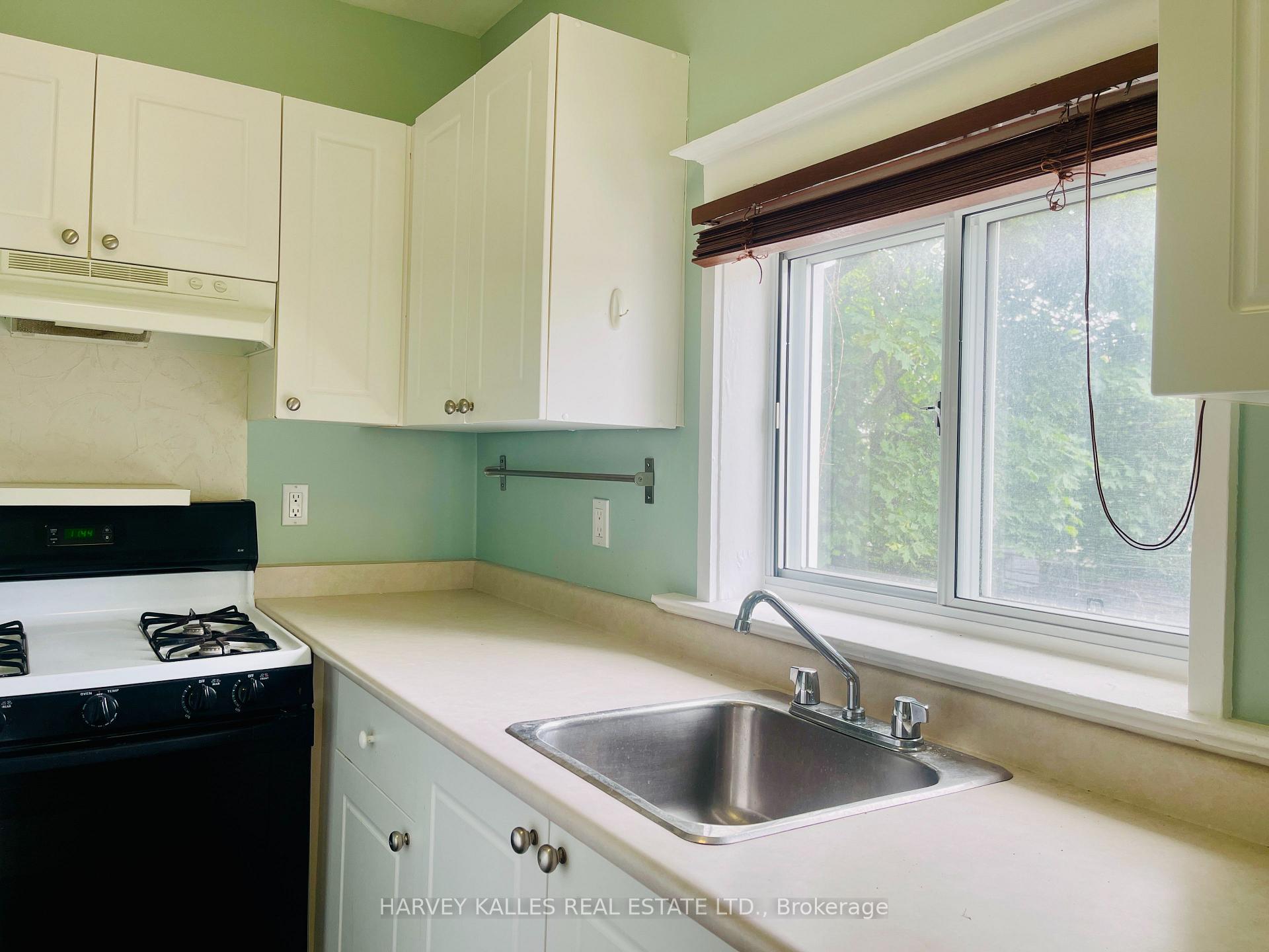 Photo 5 of Unit 2nd Flr Unit B, 218 Heath Street, Toronto, Forest Hill South — HOMEH