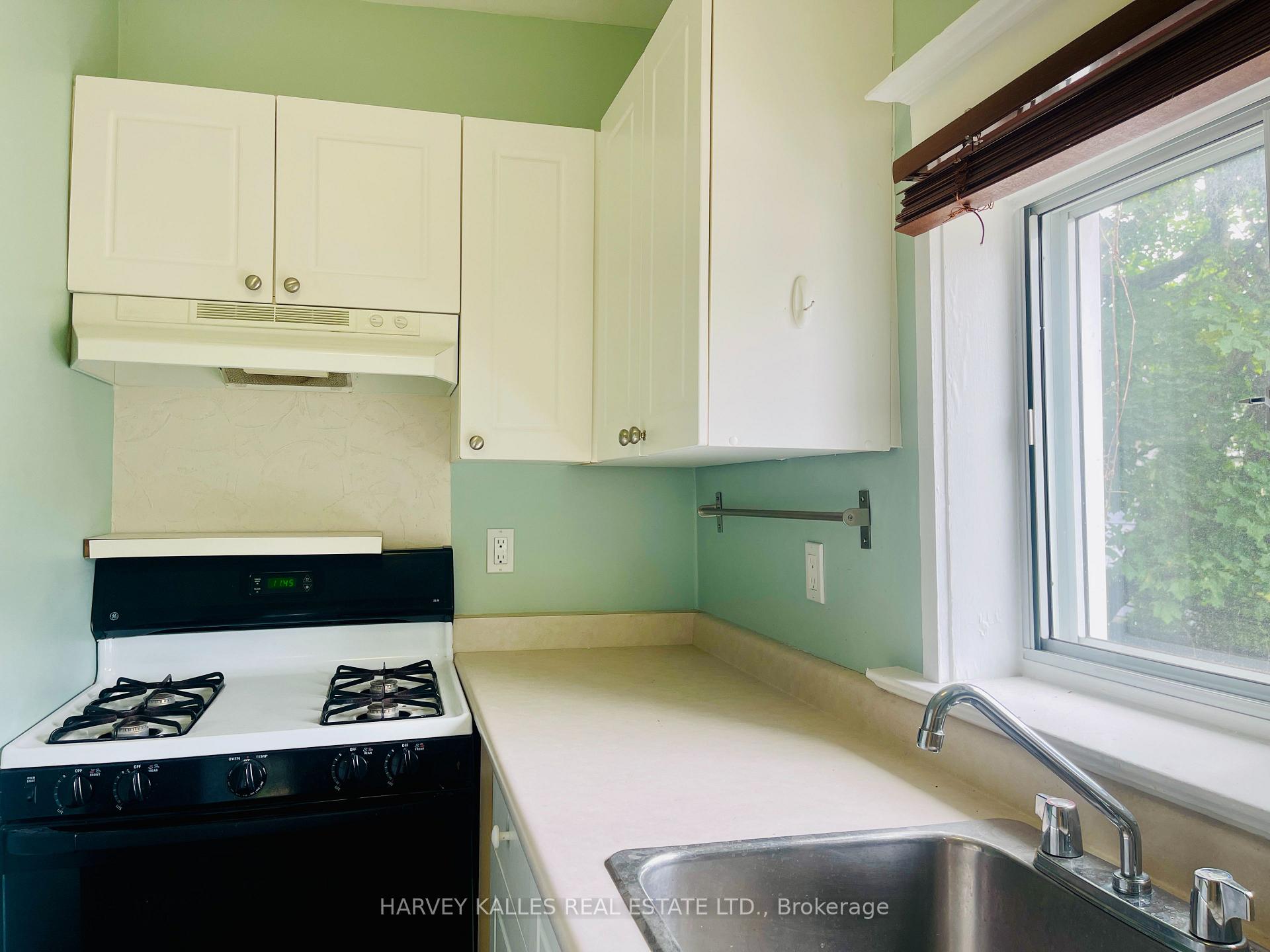 Photo 6 of Unit 2nd Flr Unit B, 218 Heath Street, Toronto, Forest Hill South — HOMEH