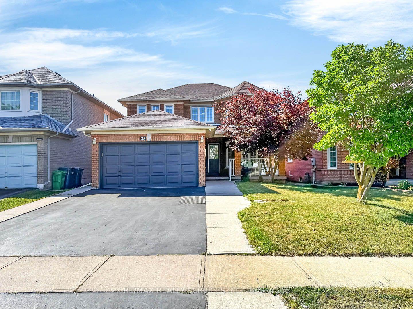 Photo 2 of 38 Deerglen Drive, Brampton, Sandringham-Wellington — HOMEH