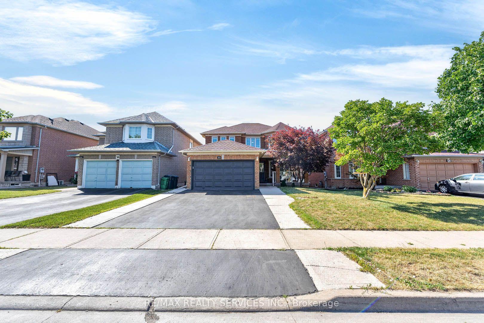 Photo 3 of 38 Deerglen Drive, Brampton, Sandringham-Wellington — HOMEH