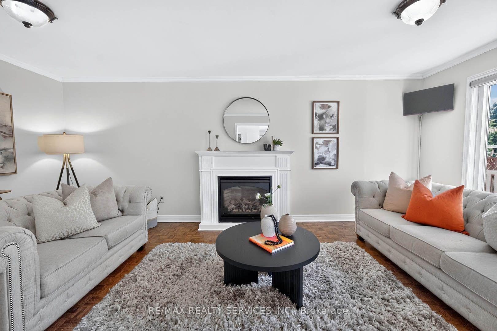Photo 9 of 38 Deerglen Drive, Brampton, Sandringham-Wellington — HOMEH