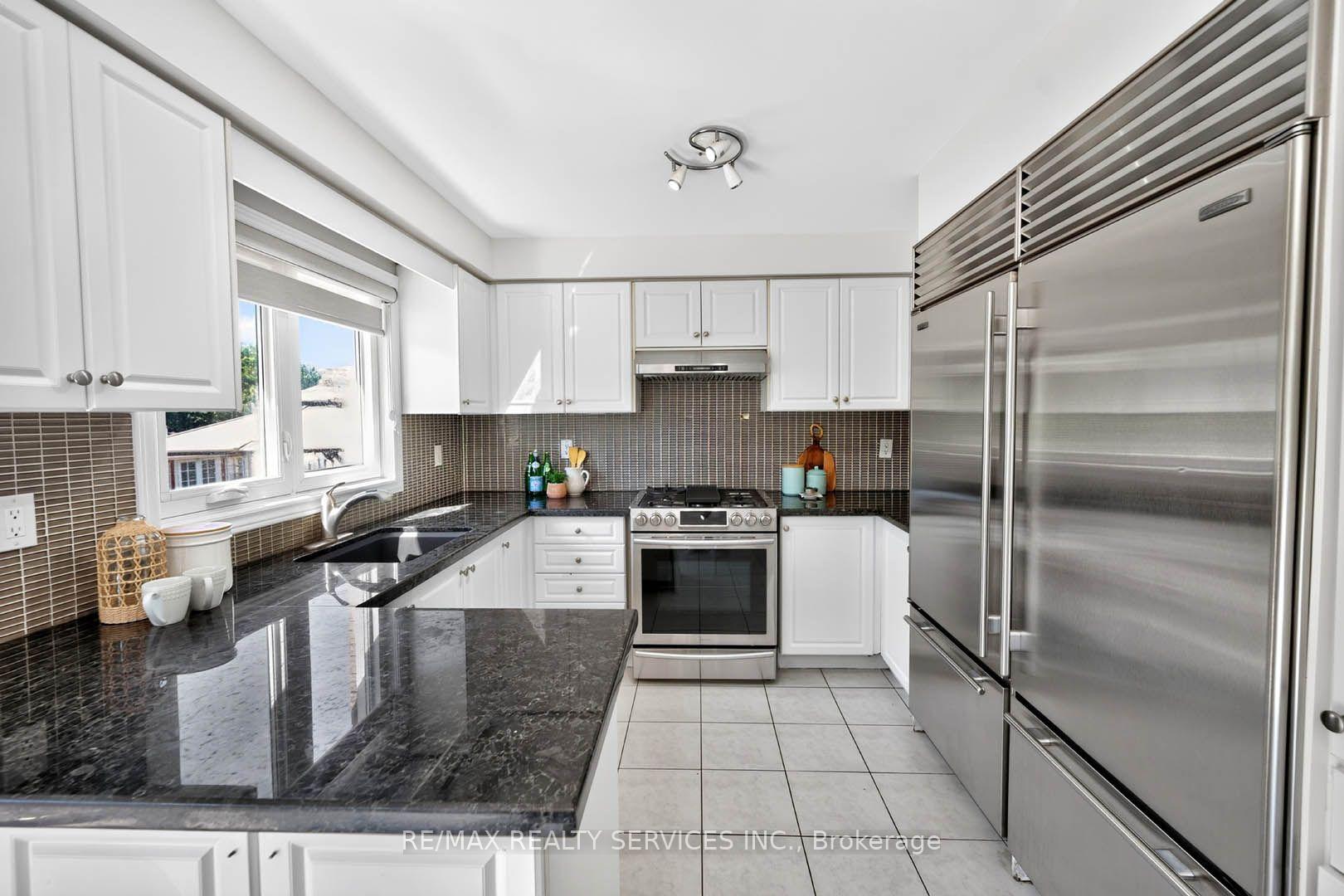 Photo 14 of 38 Deerglen Drive, Brampton, Sandringham-Wellington — HOMEH