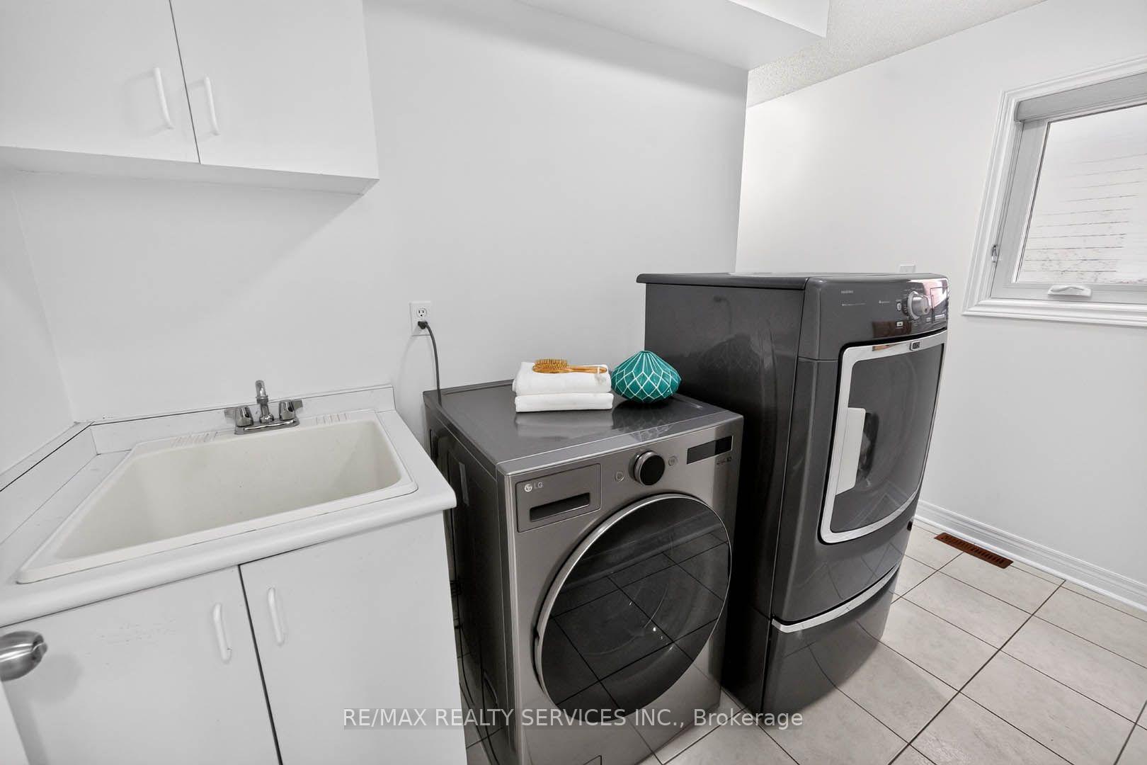Photo 21 of 38 Deerglen Drive, Brampton, Sandringham-Wellington — HOMEH