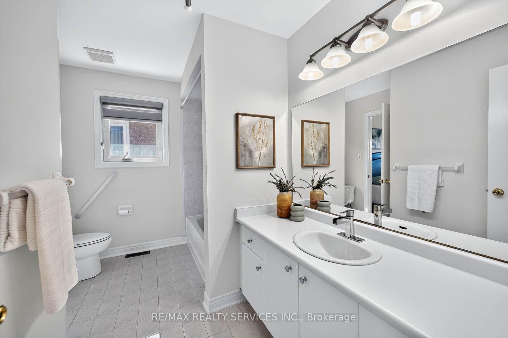 Photo 33 of 38 Deerglen Drive, Brampton, Sandringham-Wellington — HOMEH