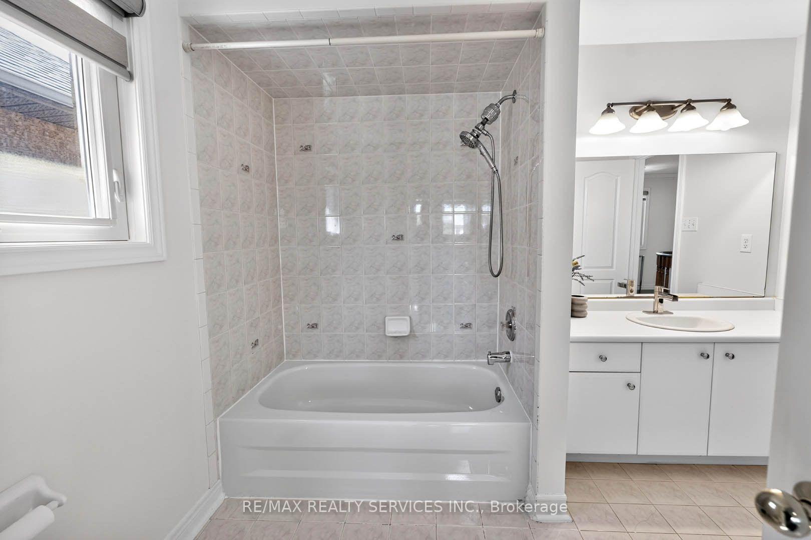 Photo 34 of 38 Deerglen Drive, Brampton, Sandringham-Wellington — HOMEH
