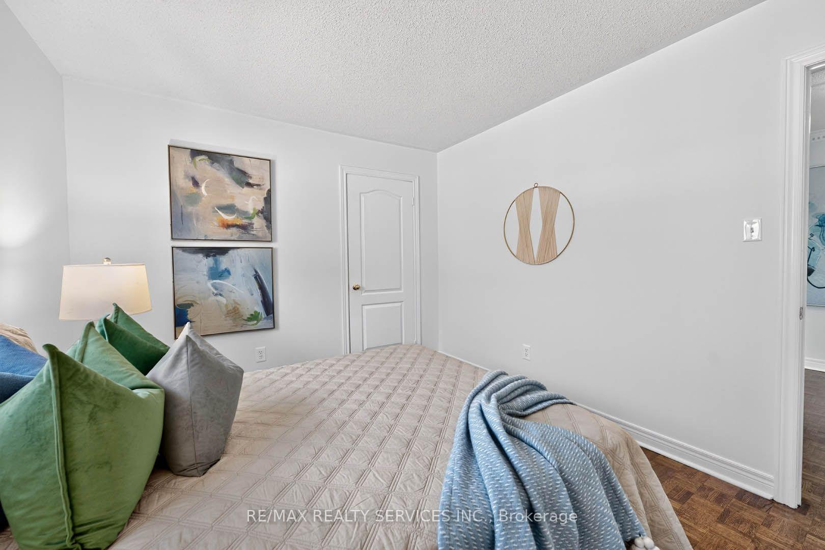 Photo 36 of 38 Deerglen Drive, Brampton, Sandringham-Wellington — HOMEH