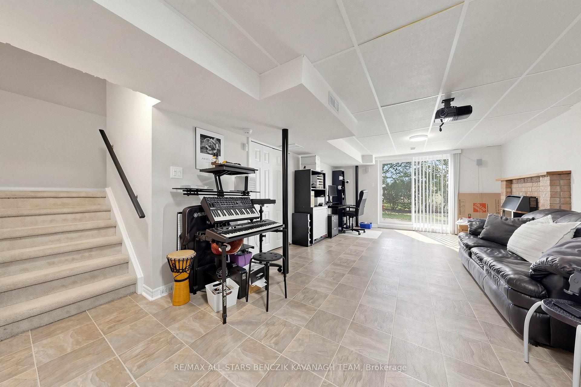 Photo 17 of 46 Crawford Rose Drive, Aurora, Aurora Heights — HOMEH