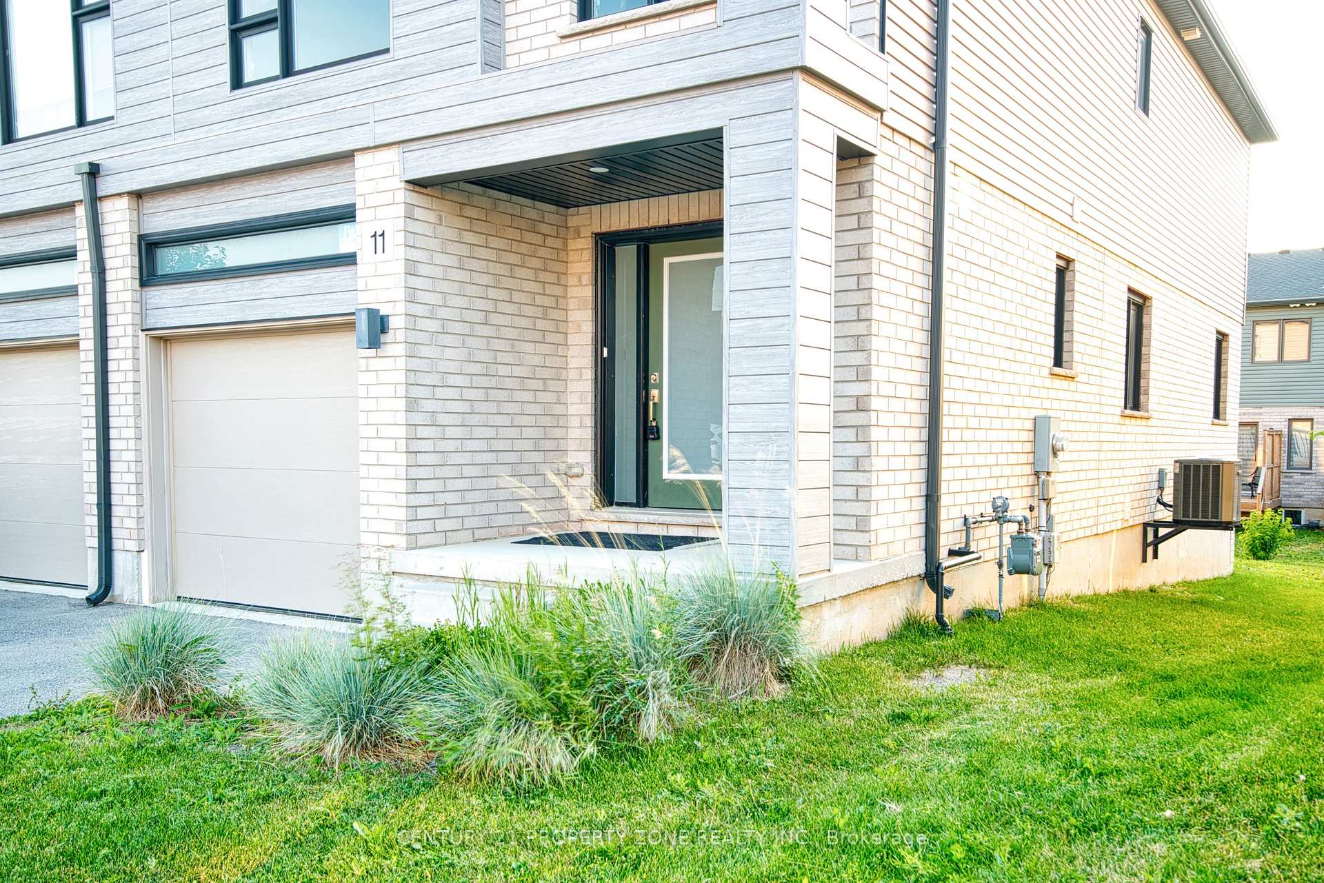 Photo 8 of 11 Shedrow Place, Kitchener, Huron Park — HOMEH