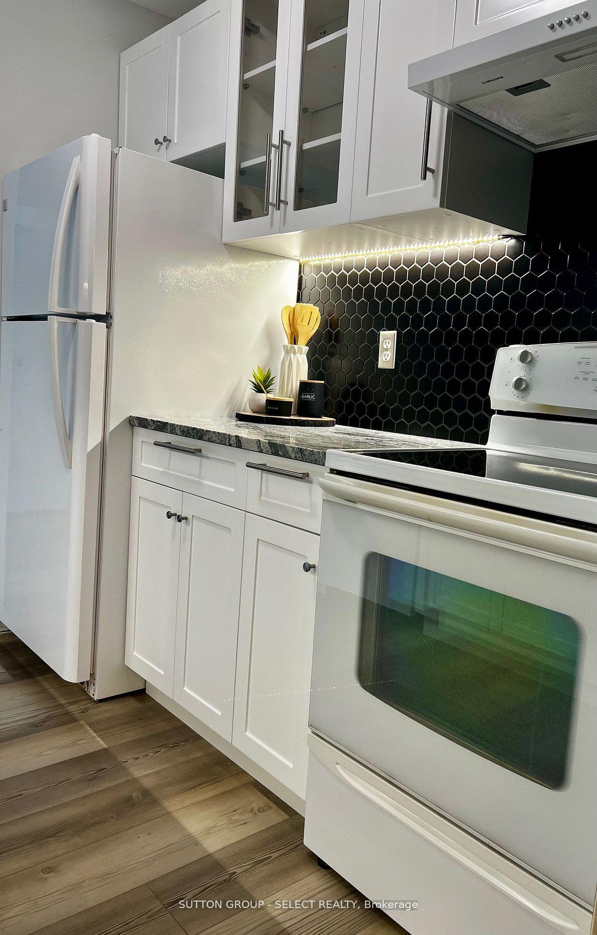 Photo 6 of Unit 905, 858 Commissioners Road E, London, South T — HOMEH