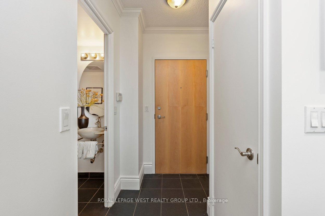Photo 3 of Unit 802, 8 Scollard Street, Toronto, The Annex — HOMEH