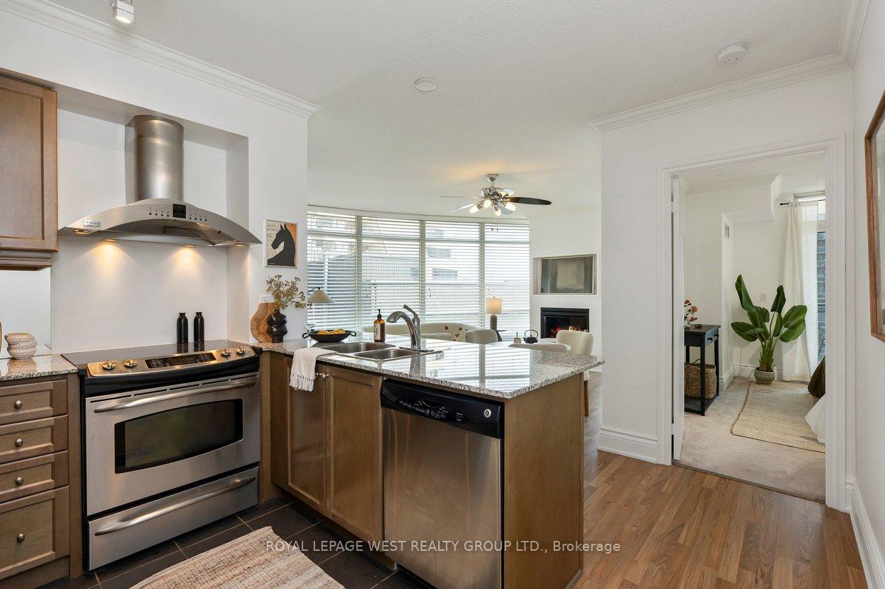 Photo 4 of Unit 802, 8 Scollard Street, Toronto, The Annex — HOMEH